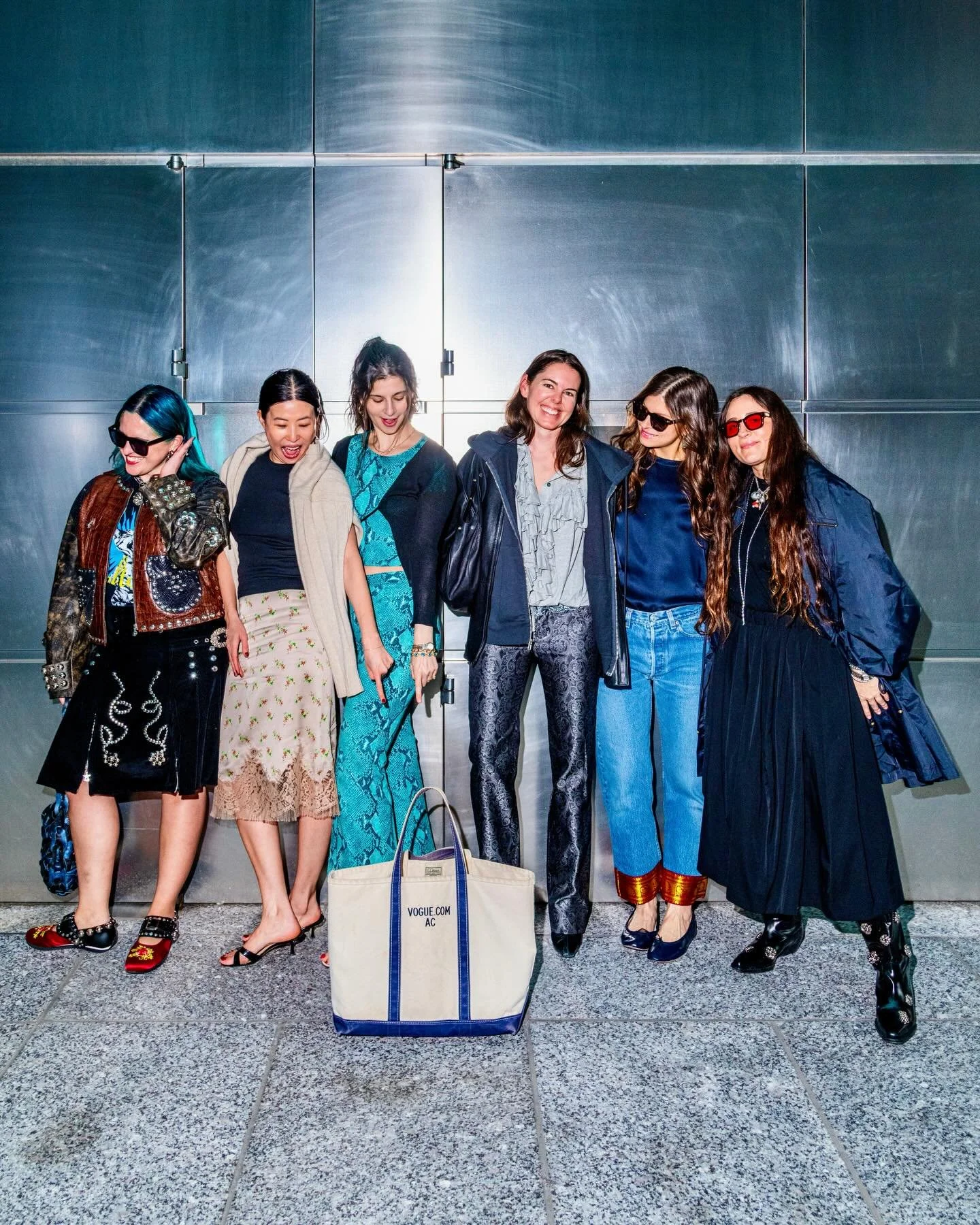 Last night for @nytstyle: a very devilish affair 👠 50+ former and current @voguemagazine employees reunited to watch Devil Wears Prada 2 together, celebrating their time spent + friends made at Vogue🥂 Swapping stories, imbibing drinks, and relishin
