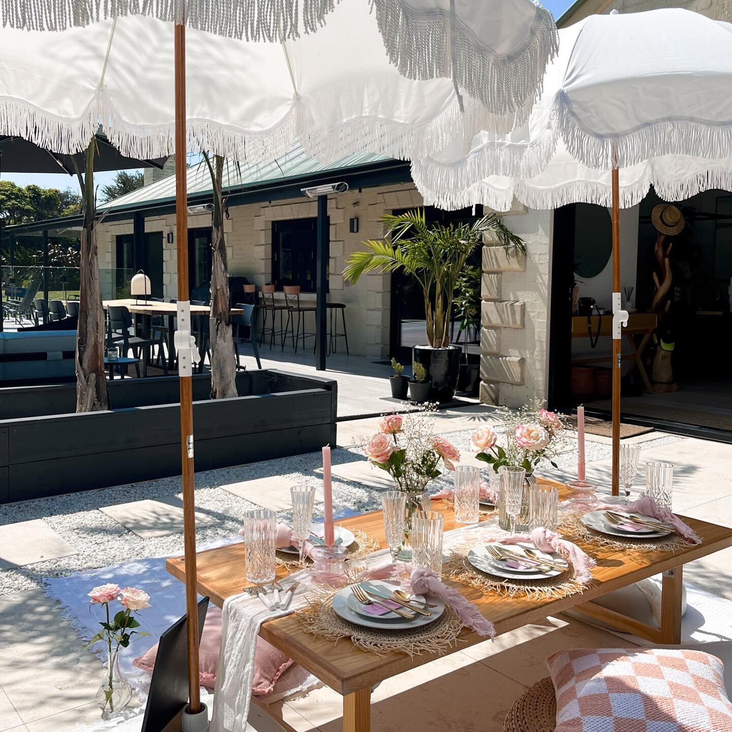 Intimate set up for one lucky hen! 🌸 🌞 🫶🏽 💗 🌴