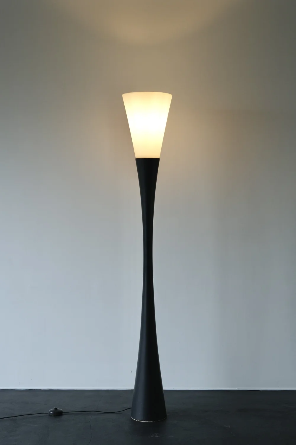 ジョセフアンドレモットによる1960年デザインのフロアランプ。 | soup