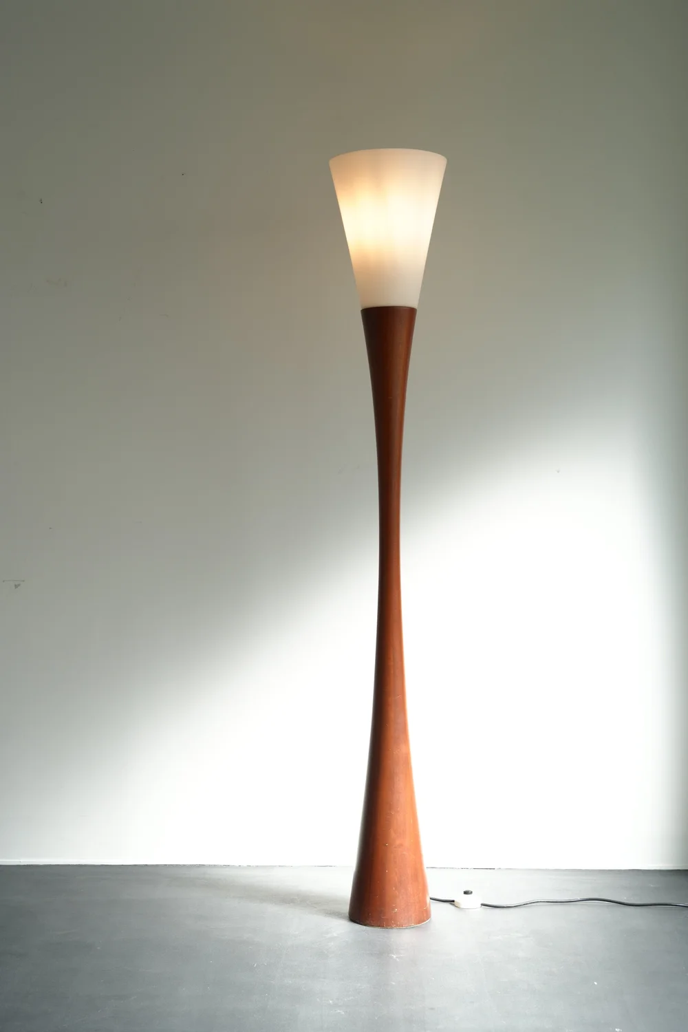 Joseph-André Motte J1 Floor Lamp — ombre