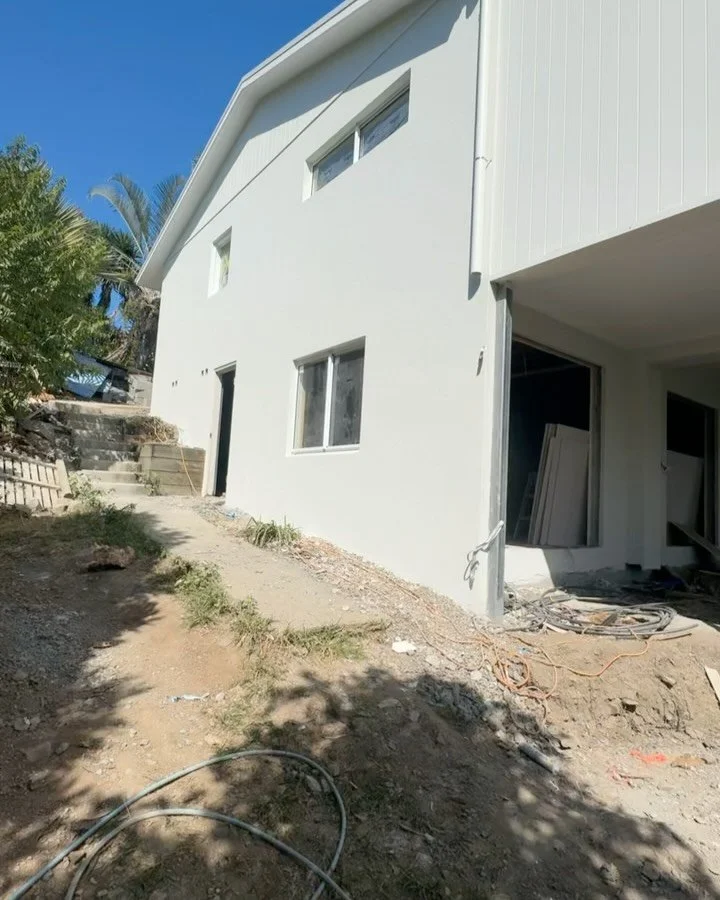 Renovation completed in the heart of Airlie beach come up a treat! 🤘🔥 @rendersystemsaustralia @duluxacratex #browbuild