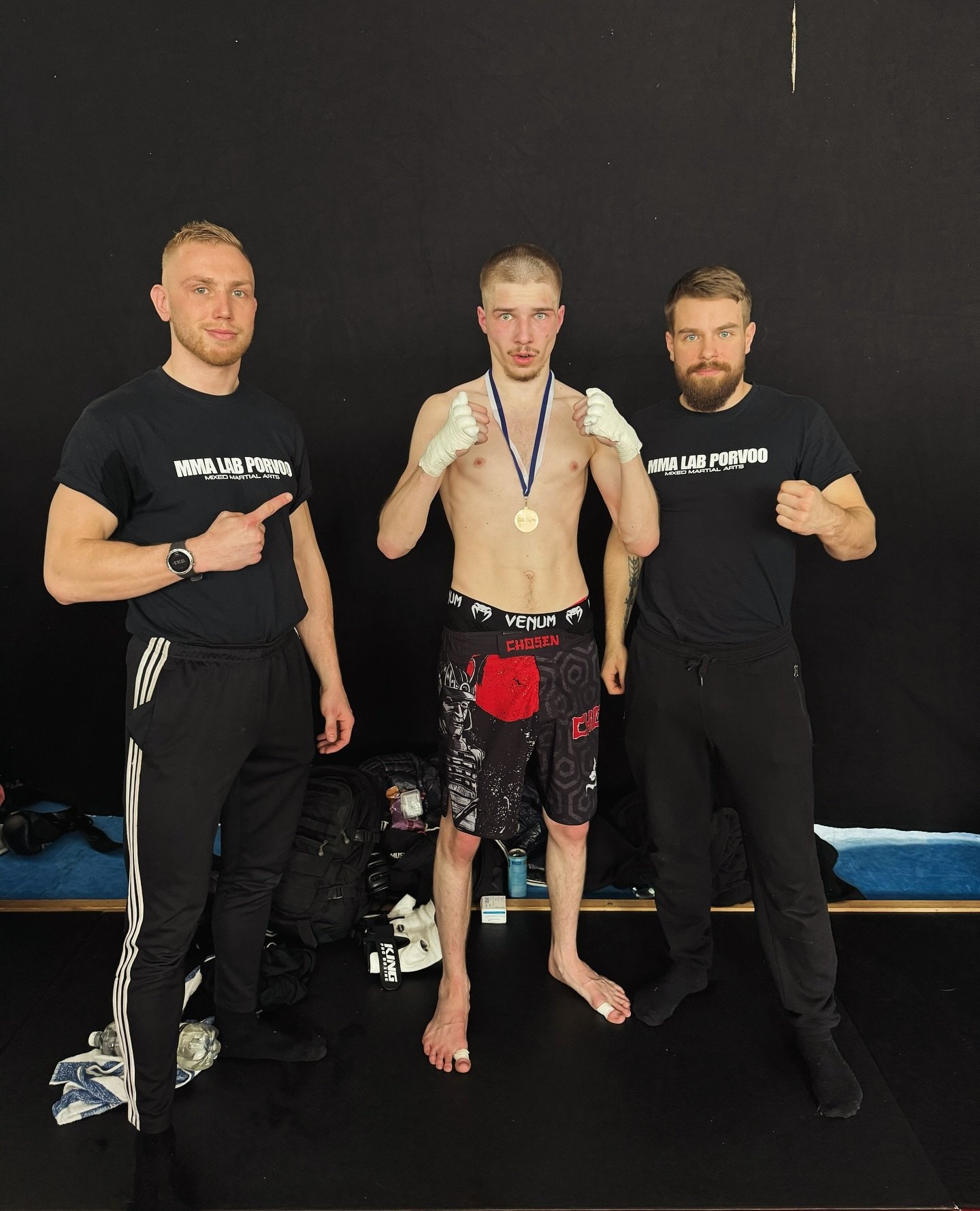 Victory! @nymanlinuss otteli t&auml;n&auml;&auml;n ensimm&auml;ist&auml; kertaa, MMA BASH 29 tapahtumassa noin 8kk treenej&auml; takana ja hirve&auml;sti kehityst&auml; lyhyess&auml; ajassa. 
Hyv&auml;&auml; duunia Lidde! 🔥🔥🔥