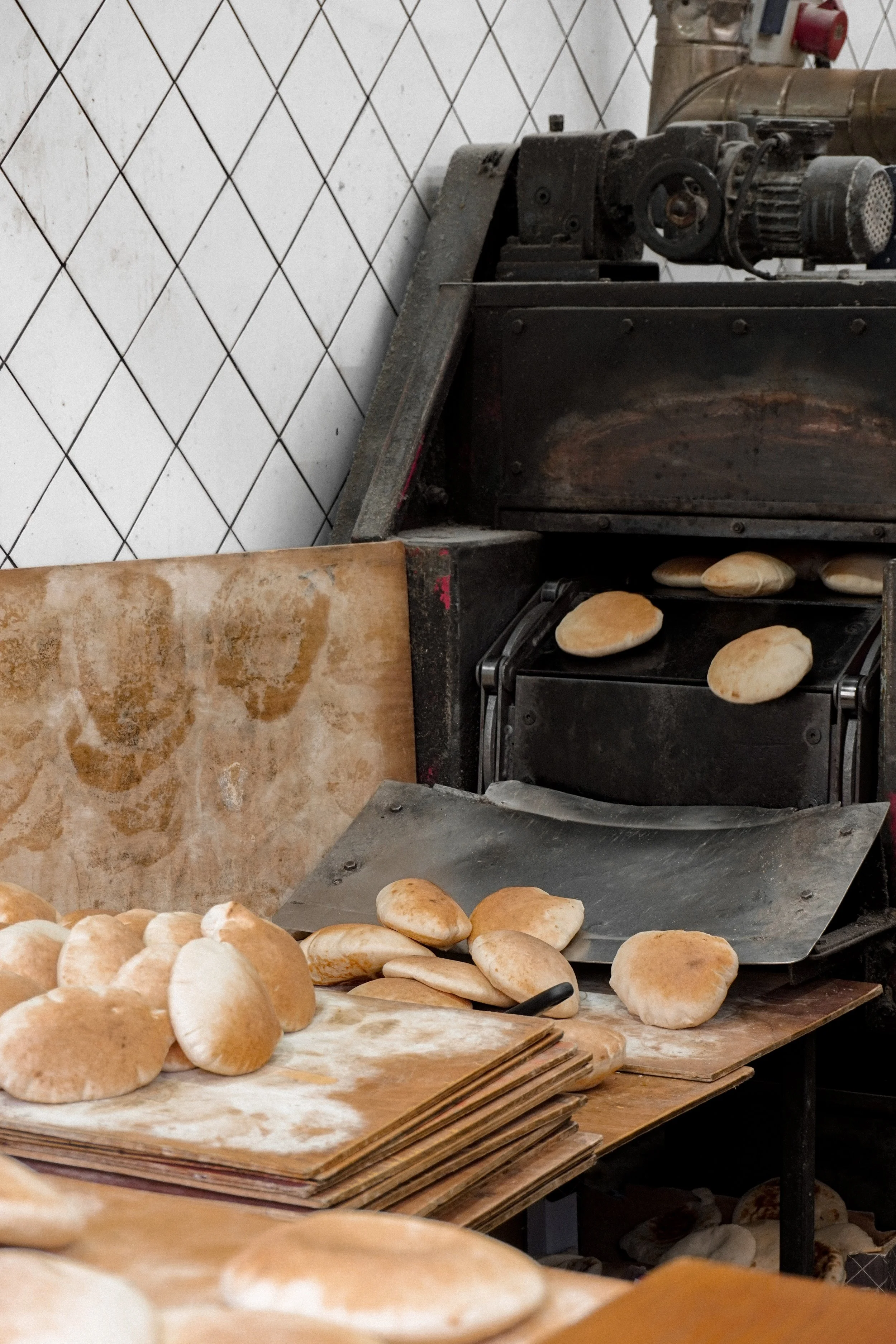 fresh pitas in shuk machne yehuda