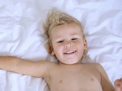 toddler-smiling-in-bed-480.jpg