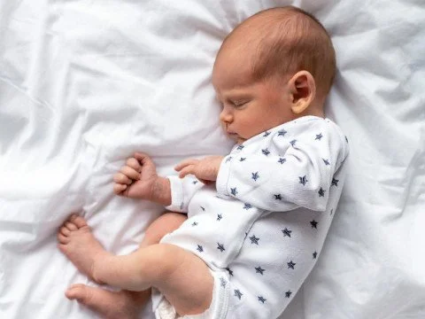 baby-sleeping-in-bed-fetal-position-480.jpg