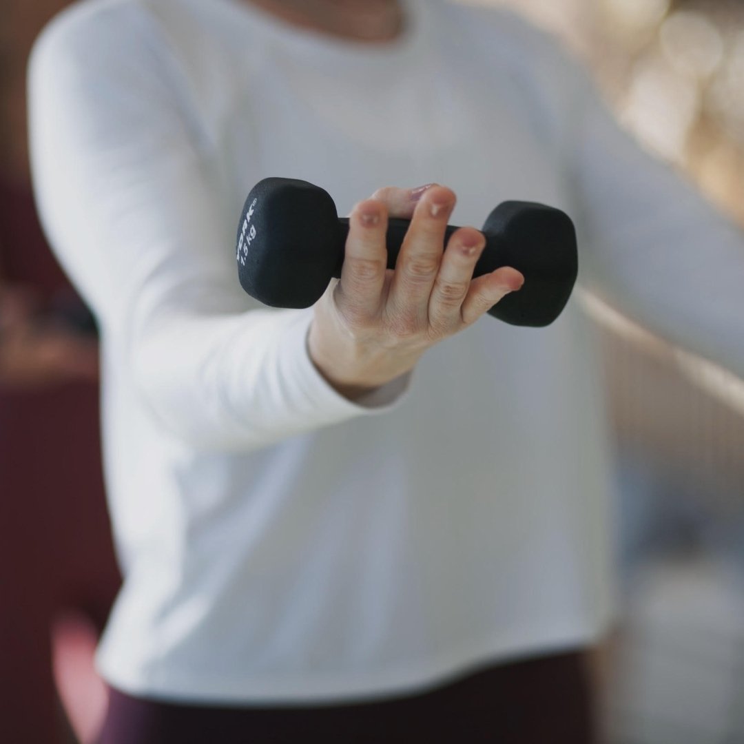 The use of weights adds resistance to the exercises during barre class, increasing the workload on the muscles. This helps to strengthen and tone the arms more effectively than bodyweight exercises alone  #boutiquebarrestudio #boutiquefitness #barre 