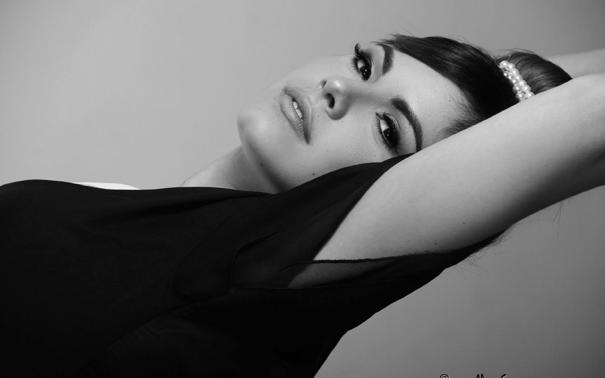 Natural makeup black and white picture.jpeg