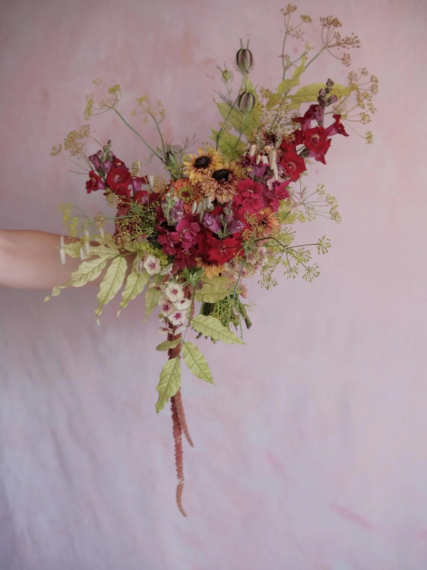 I am having a total love affair with dill at the moment. Those acid yellow flowers are fab for texture and colour, paired with the wisteria leaves and deep merlot snaps, a match made in heaven. 

The love affair continued last week at Strawberry Hill