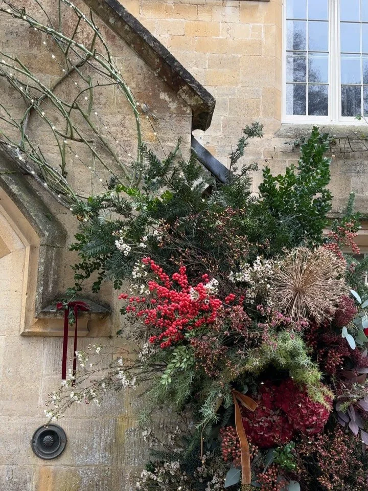 Zooming in for some final details of this gorgeous arch way before I start planning for the new year! (Exciting things to come and a BIG move!&hellip; more in that to come)🔨✨🪷

We wanted to create an entryway that was elegant and festive but a litt