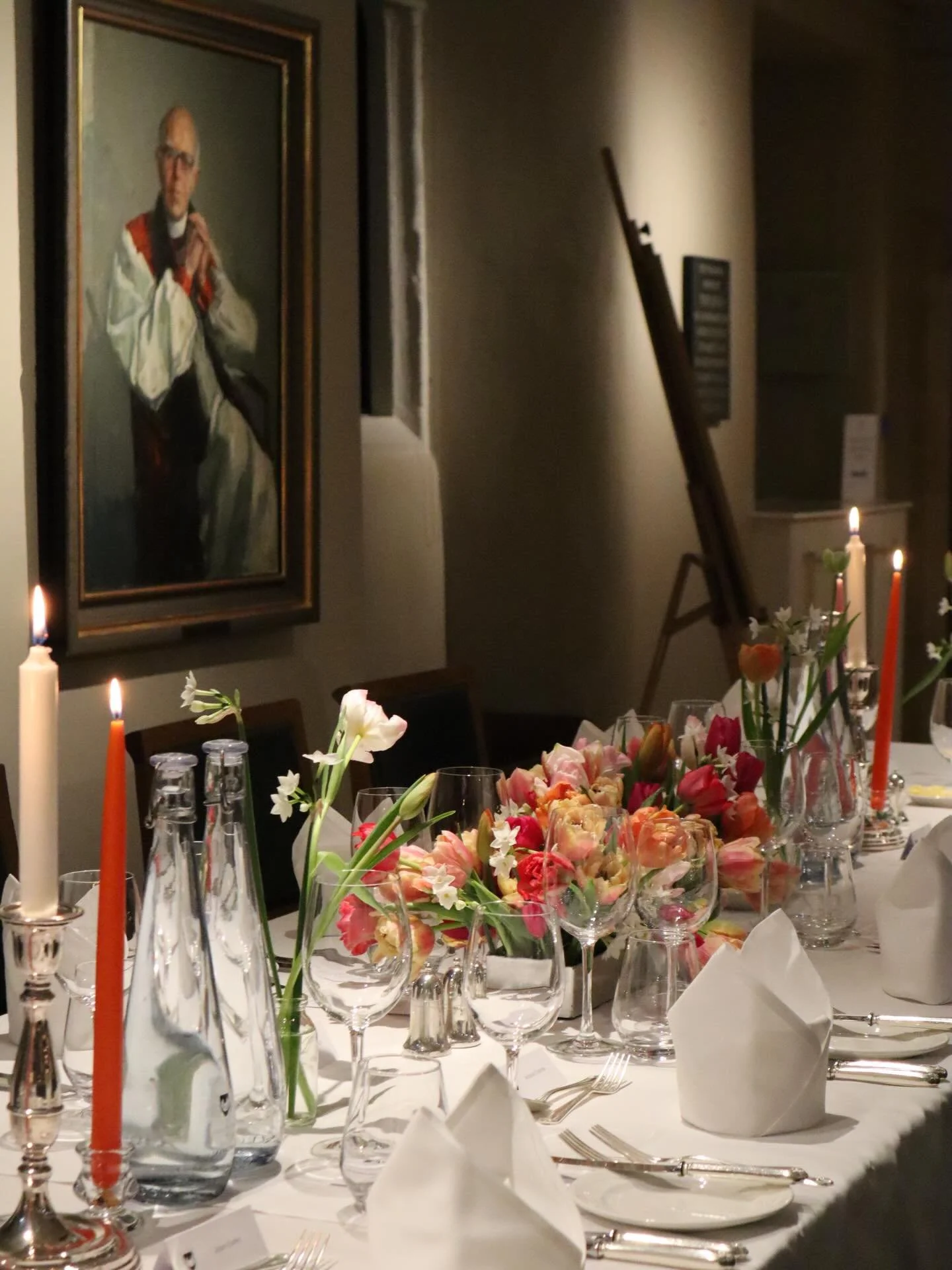 A windy grey February day makes me think of this bright, fun 60th Birthday celebration @trinityhallevents last year 🌷

British tulips from @smithandmunson and candles created an elegant and intimate atmosphere perfect for celebrating ✨ Lighting the 