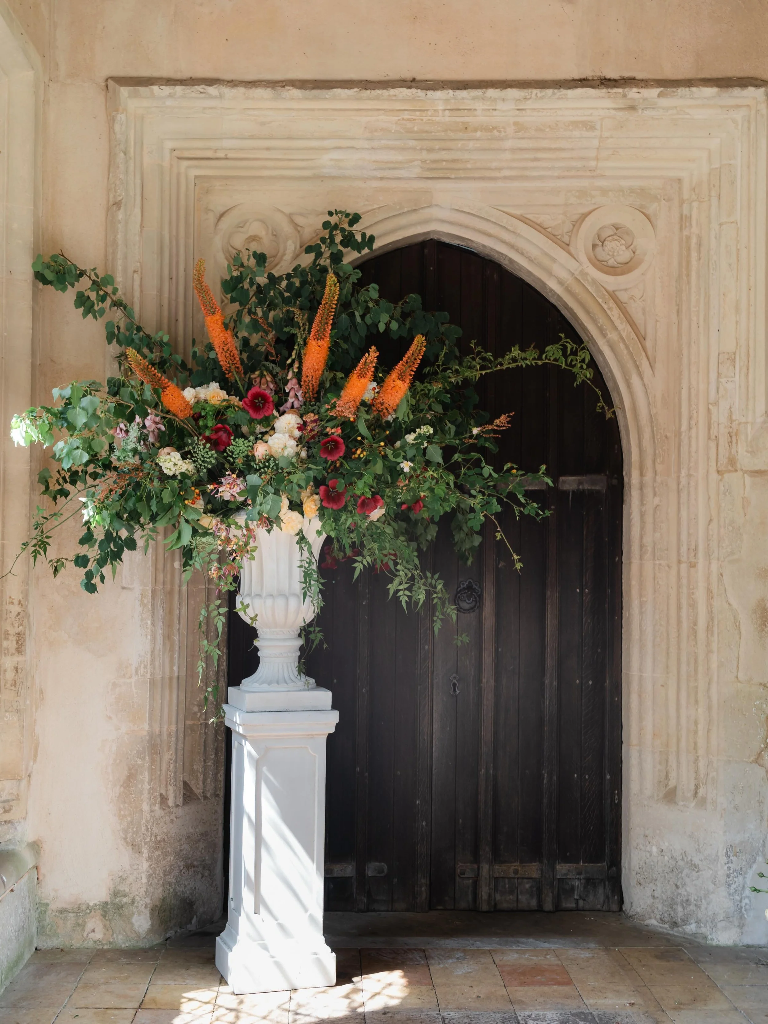 Big, bold, and beautiful ✨ Large urns are the perfect way to create an immersive space at your ceremony, then continue that to the reception. Over flowing with flowers and foliage they truly bring the outside in, I mean trailing honeysuckle and jasmi