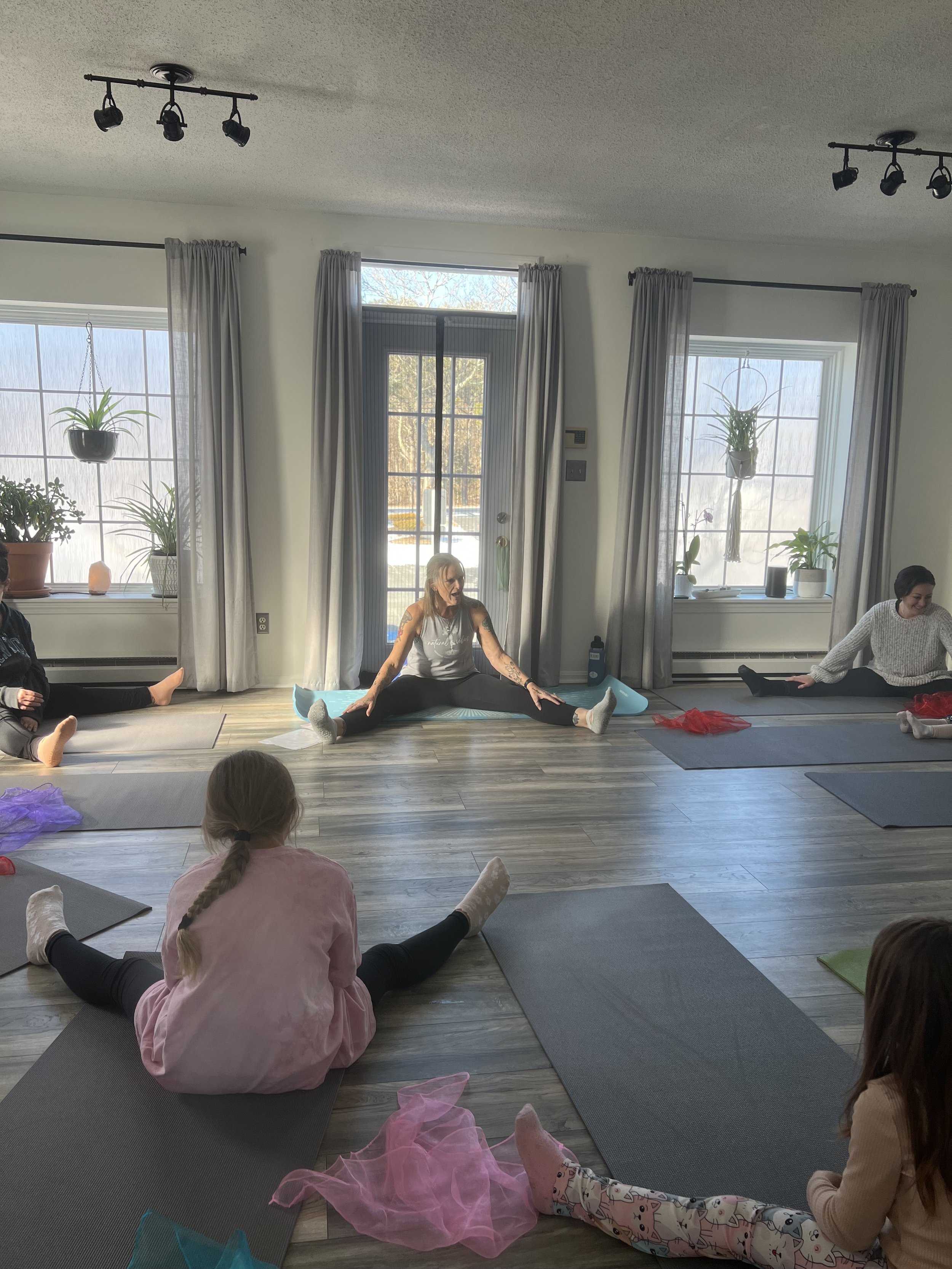 1/25/25 Health and Wellness Fair at Natural Vibes. Intro to Kids Yoga with Amy was a hit!!