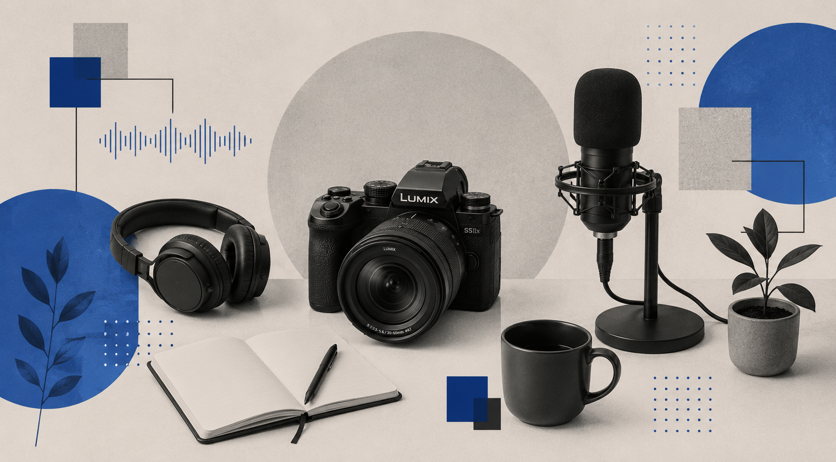 Equipo de grabación y escritura, incluyendo un micrófono, una cámara Lumix, unos audífonos, una libreta con un bolígrafo, una taza, una planta en una maceta y elementos gráficos decorativos en fondo