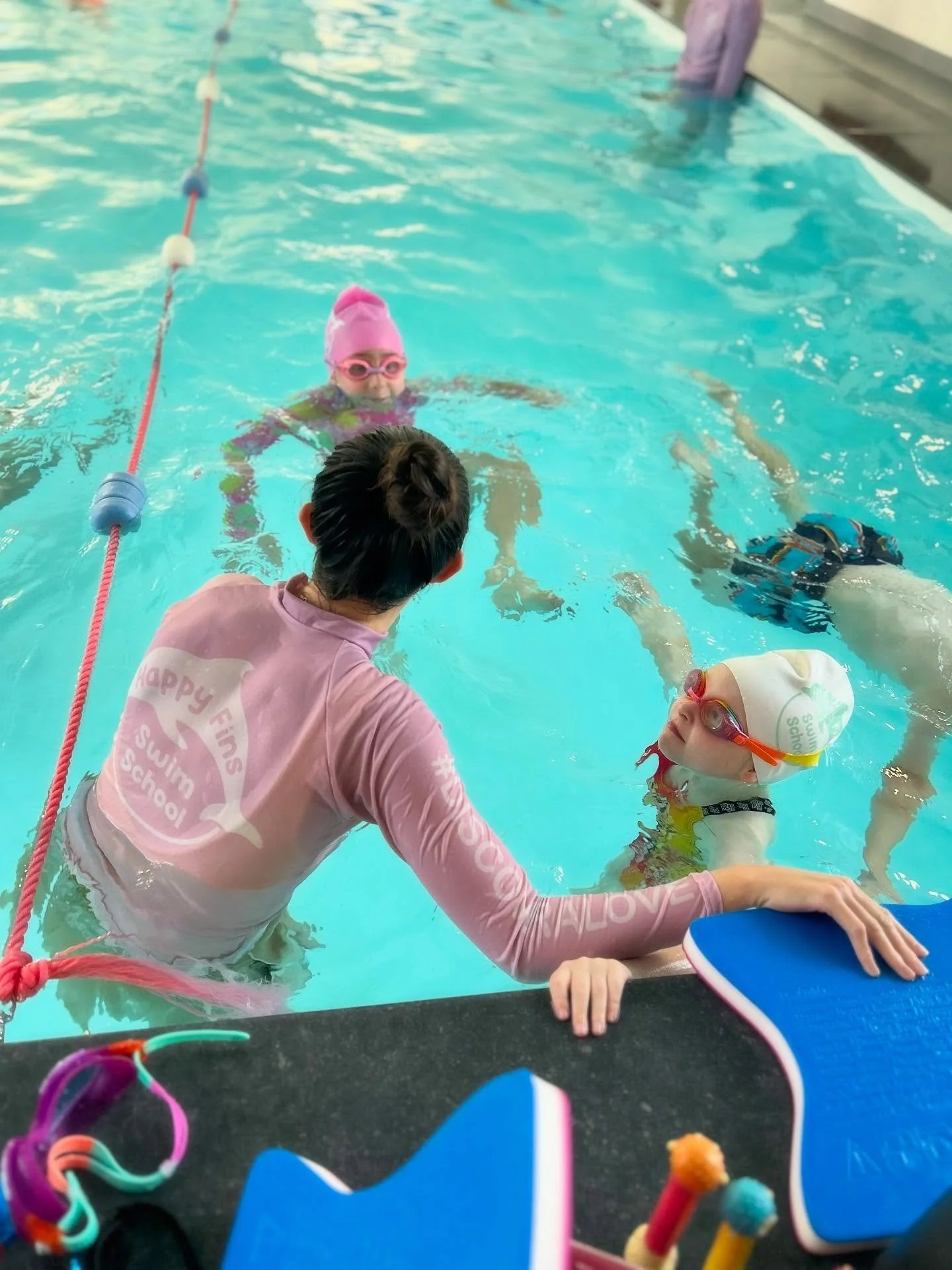 💧 At Happy Fins, our teachers don&rsquo;t just stand on the side: we&rsquo;re in the pool with your children. And that makes a big difference:

👀 Children can see skills demonstrated right in front of them, instead of trying to work it out from an 