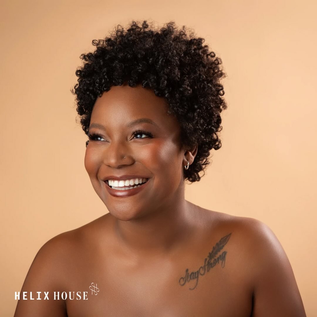 🌀Coily hair is strength, structure, and softness all in one💙
This texture forms tight, springy coils that grow up and out, creating incredible shape and volume
It’s the most delicate of all curl types and requires moisture-rich care and expe