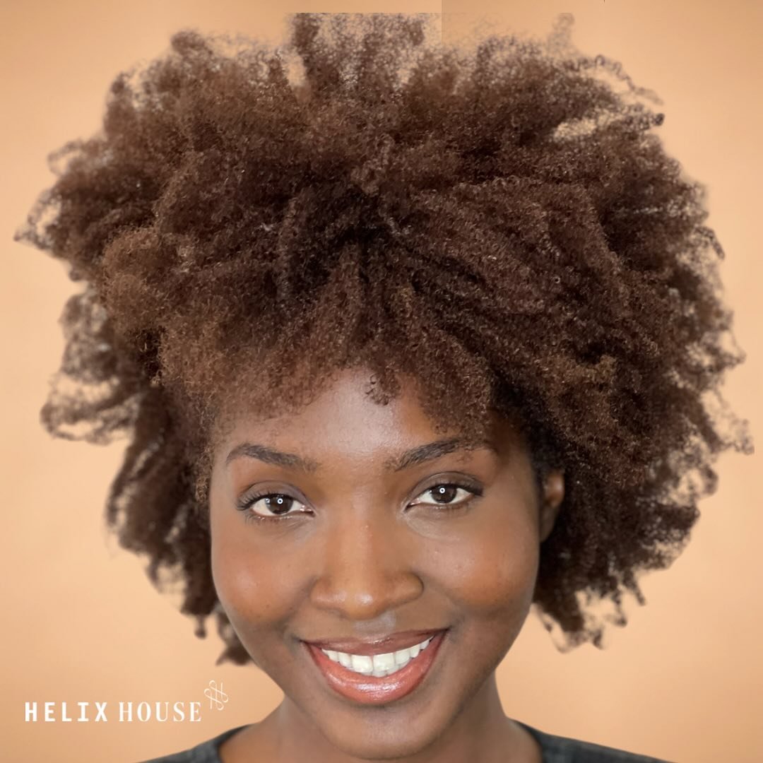 🌀Kinky hair is bold, brilliant, and full of personality💙
🌀Characterized by tight coils or a zig-zag pattern, kinky hair has the most compact texture of all curl types. It’s beautifully dense, full of volume, and rich in shape — a crow