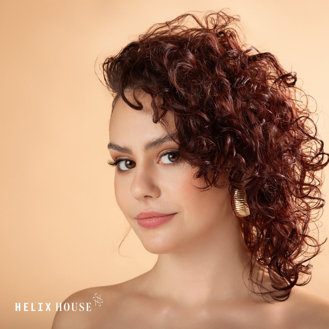 🌀Wavy hair is effortless beauty in motion
🌀It forms soft bends and flowing curves that fall somewhere between straight and curly, giving a natural bounce and body that’s uniquely its own
🌀Wavy textures can range from loose and beachy to de