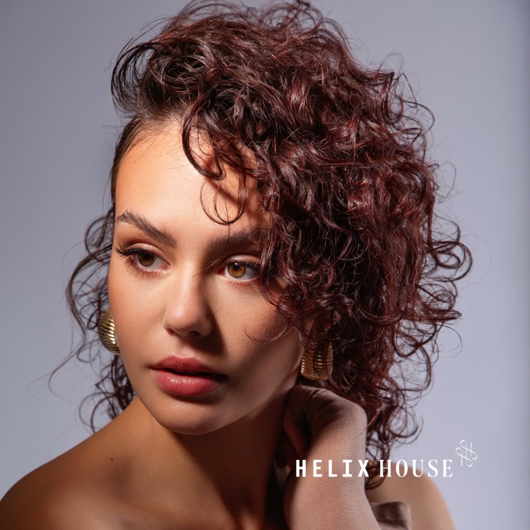🌀Whether you have kinky, coily, or wavy hair. Your hair is textured
🌀 All hair has texture. The terms texture and curly hair are often times used interchangeably. We specialize in hair with shapes and patterns – from kinky coils to loose wa