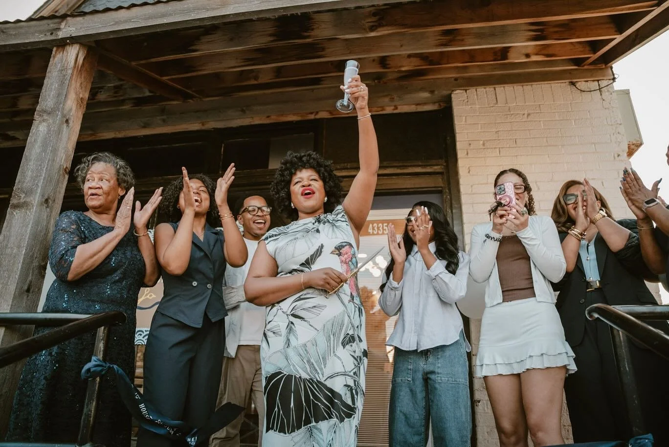 🌀Can you believe it’s already been a month since the Helix House Salon Grand Opening? ✨ What a night, what a start, what a community of amazing Curlfriends🫂
🌀We’re still buzzing with gratitude for every smile, every dance, every sweet