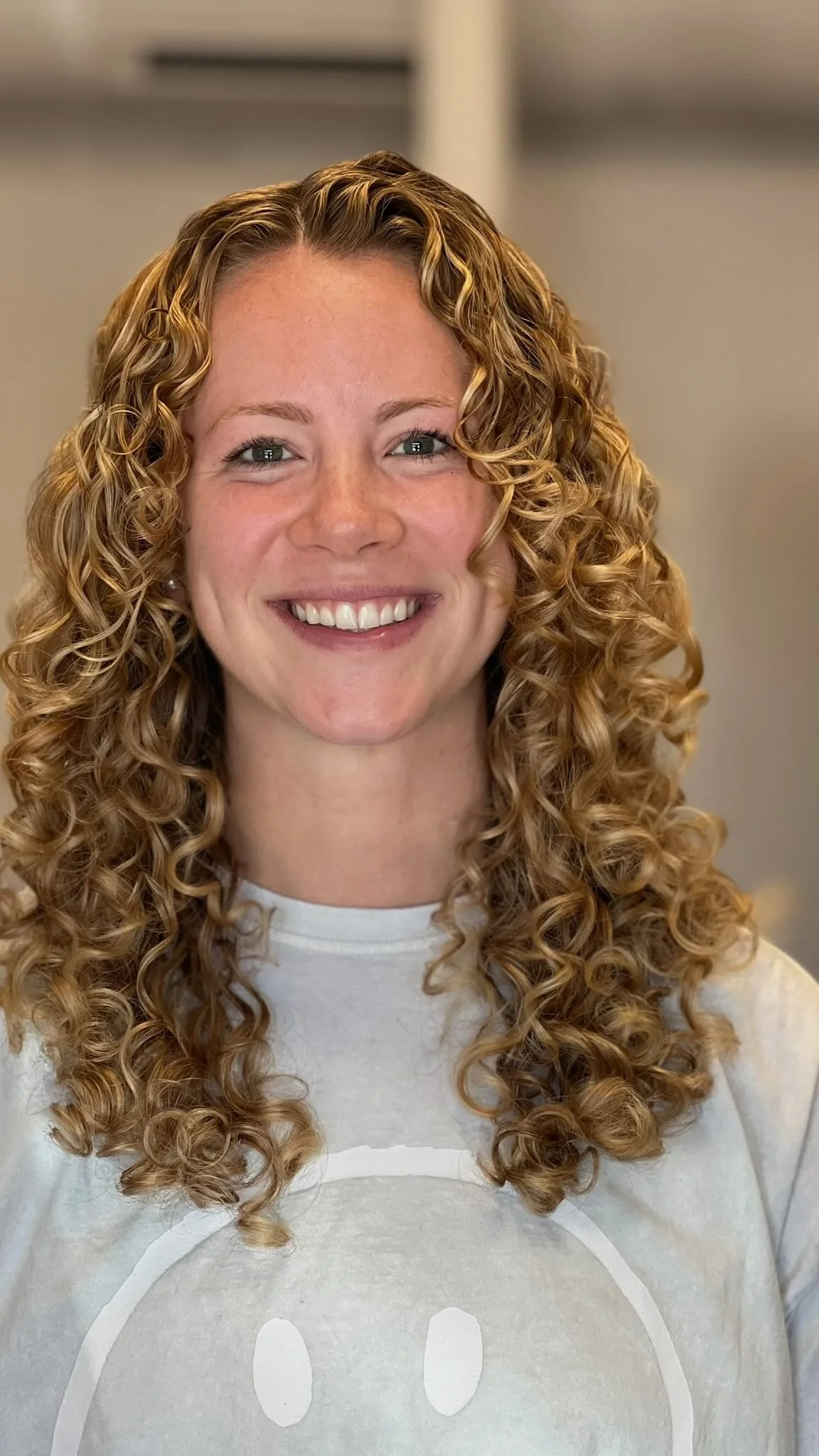 🌀Curls redefined💙 This Curlfriend came in ready for a transformation, and with a Curly Cut + Wash & Go, we delivered✨
🌀In just two hours (10AM ➡️ 12PM), her curls were shaped, hydrated, and styled to perfection—showcasing her texture in