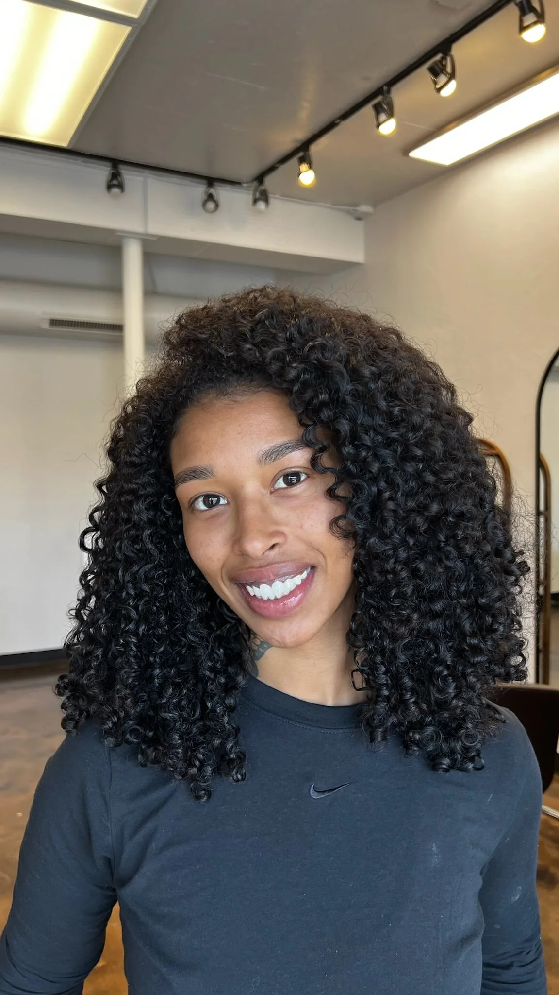 🌀During this appointment this Curlfriend’s curls were shaped, hydrated, and styled into their healthiest form💆🏽‍♀️💙
🌀Definition, bounce, and shine—all unlocked with the right care and the right cut✨
🌀Your curls deserve this t