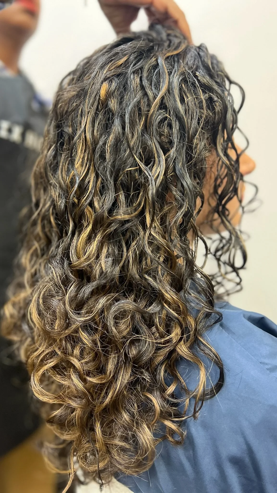 🌀Curlfriends! Want to add just the right touch of subtle glam to your curls?✨
🌀Try a Traditional Highlight — a custom technique that lets us control color placement and intensity for bold, defined dimension that beautifully enhances your nat