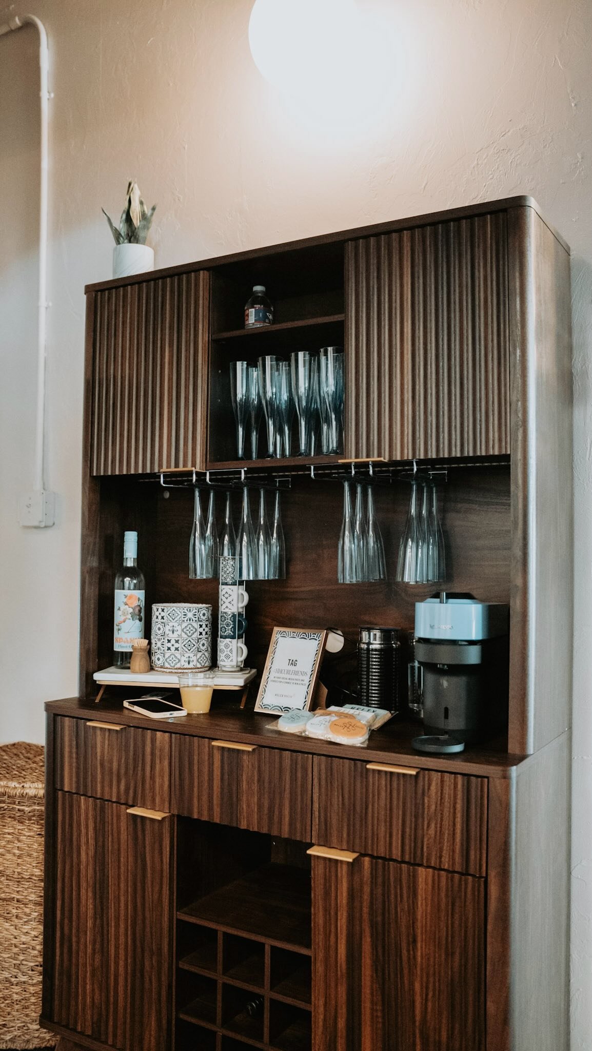 🌀Sip☕️, relax🧖‍♀️, and let your curls shine🌟! Because your salon experience should be as indulgent as your results💙
🌀From light bites to your favorite drinks, we’ve got every detail covered so you can unwind and enjoy every second in