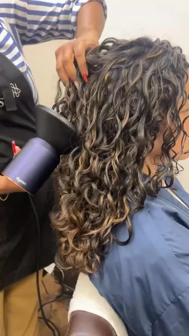 🌀After receiving a curly cut weeks ago, this guest returned to receive our Traditional Highlight service💙
🌀We always advise to cut THEN color, as the color will enhance the haircut✨
🌀Helix House provides expert care for curly hair
🌀Reserve yo