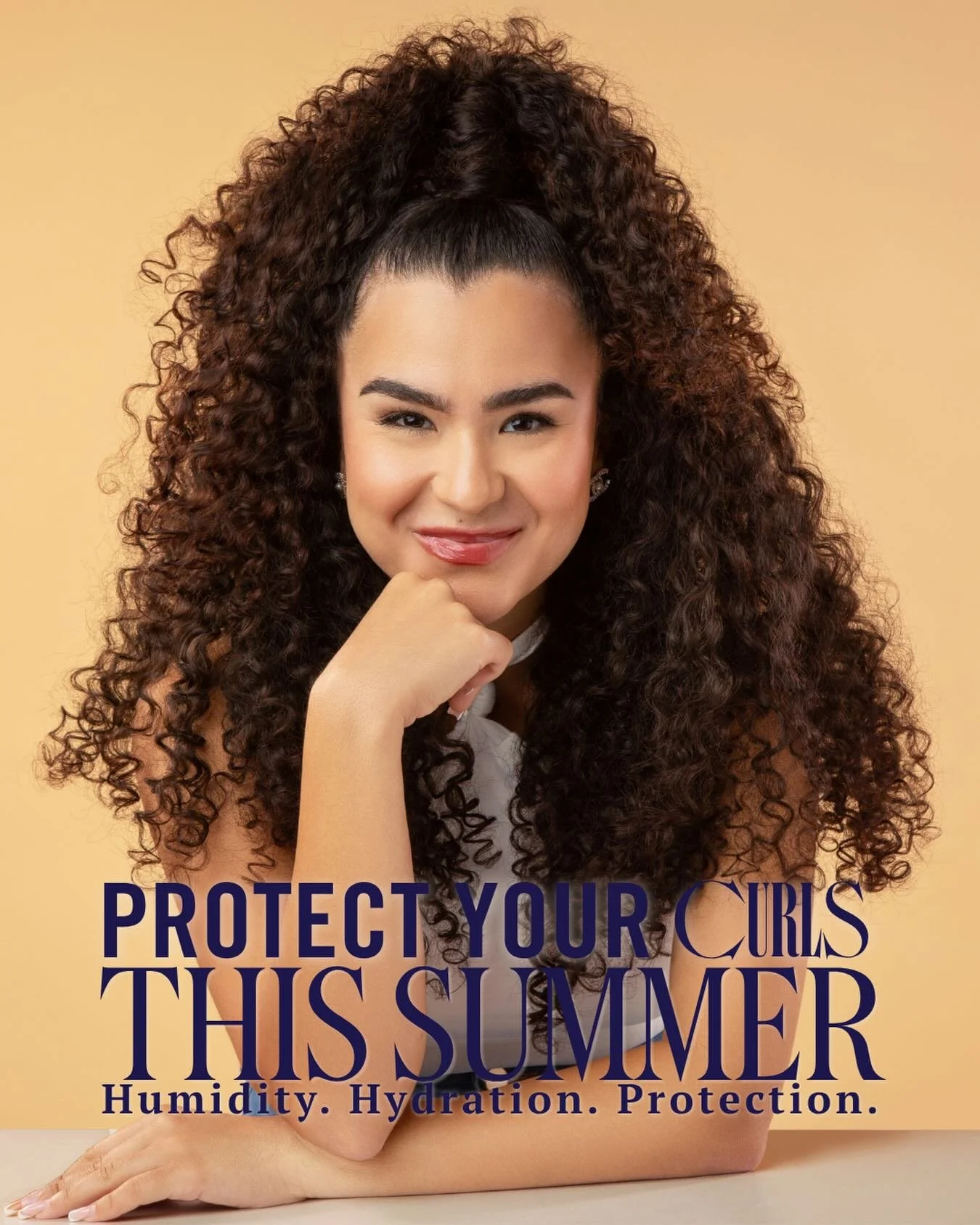 Summer curls require different support🌀

☀️Humidity can impact curl definition. Anti-humidity sprays, styling foams, and gels help defend against frizz while maintaining definition

💧Moisture supports healthy, defined curls. Water-based leave-ins, 