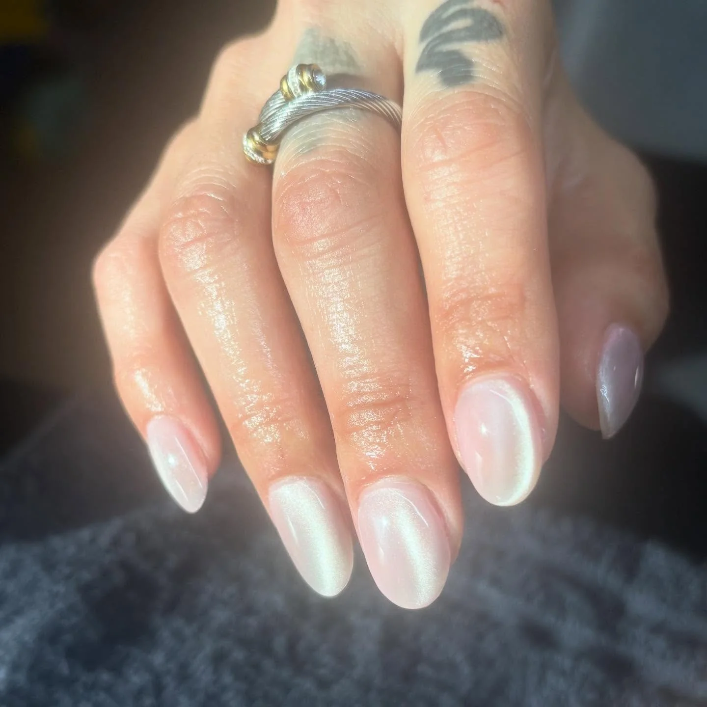 Probably one of my best pictures I&rsquo;ve ever taken ✨

Loving the cat eye trend and hope that doesn&rsquo;t go away anytime soon! 

#nail #nailart #nailtech #mobilenails #nailartist