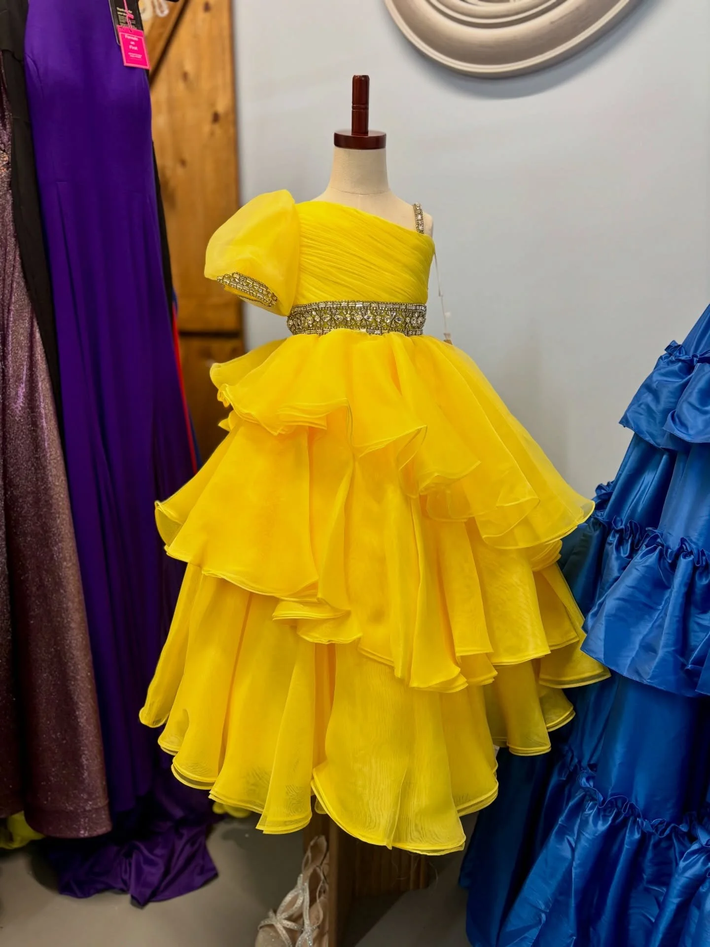 ✨ Little queens deserve big sparkle ✨
This stunning yellow pageant dress is ready for the stage! Perfect for your little girl&rsquo;s next pageant moment 💛

Come shop our kids pageant collection today!
We&rsquo;re open 1&ndash;5 👑

@rachelallan 

#