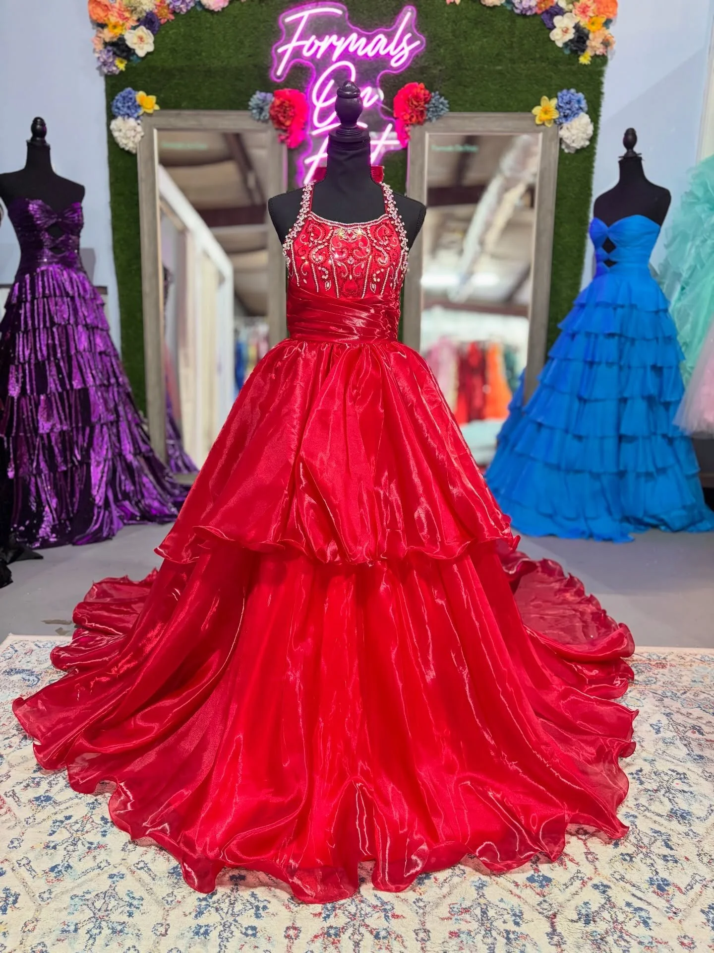 A dress made for a queen 👑
Come shop this stunning girls pageant dress today until 4:00!
Sugar Kayne size 14!

@johnathankayne 

#pageant #pageantdress #kidspageant #sugarkayne #johnathankayne