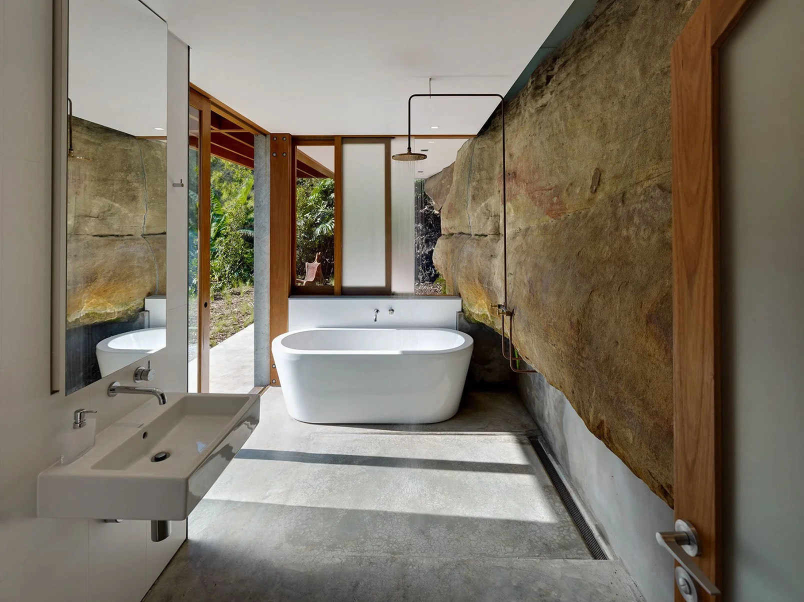 CLIFF FACE HOUSE by Fergus Scott Architects and Peter Stutchbury Architecture