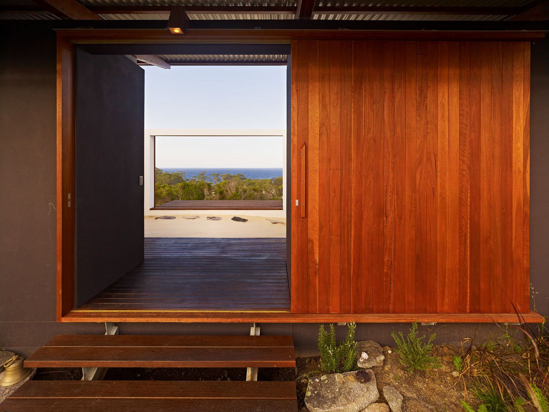 SOUTHERN HOUSE by Fergus Scott Architects