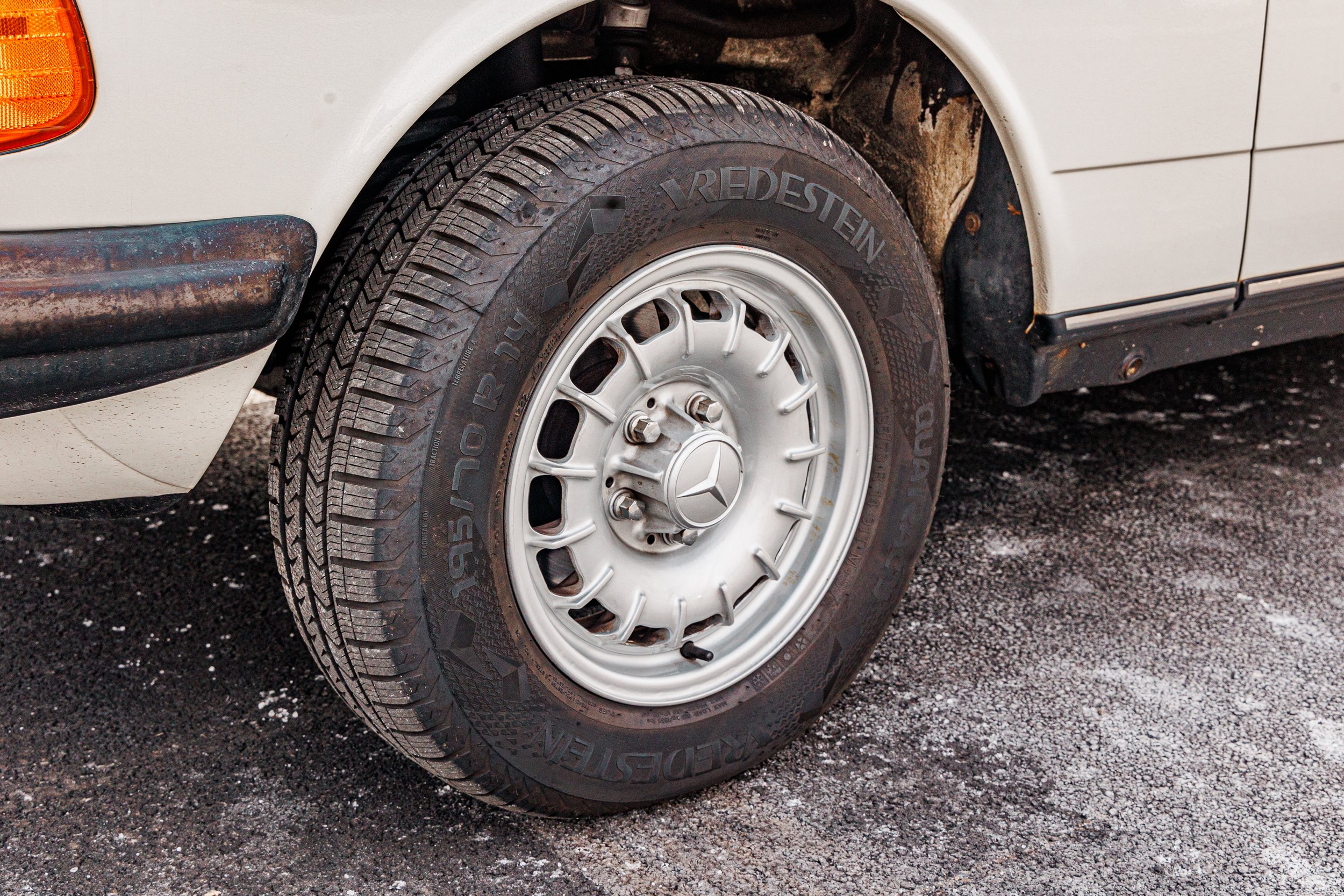 Mercedes 300TD-033.jpg