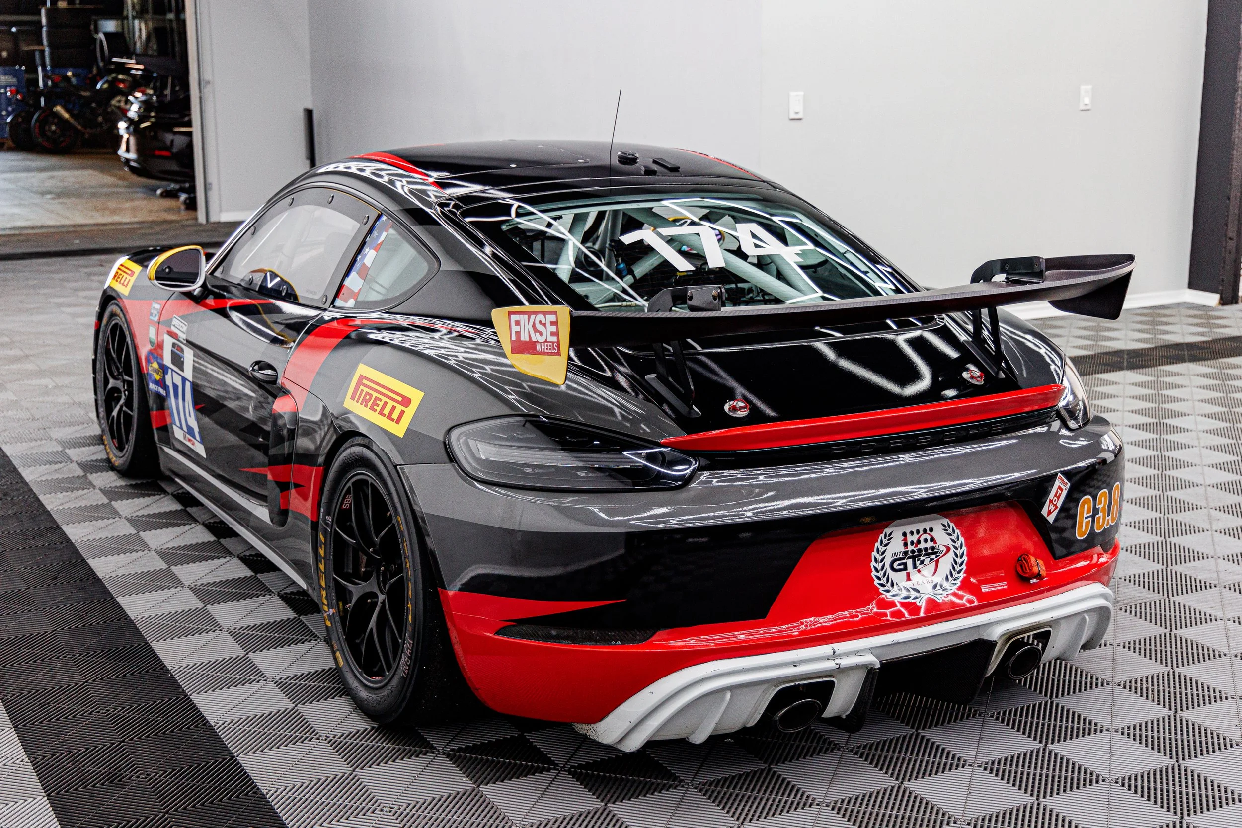 Cayman GT4 MR-031.jpg