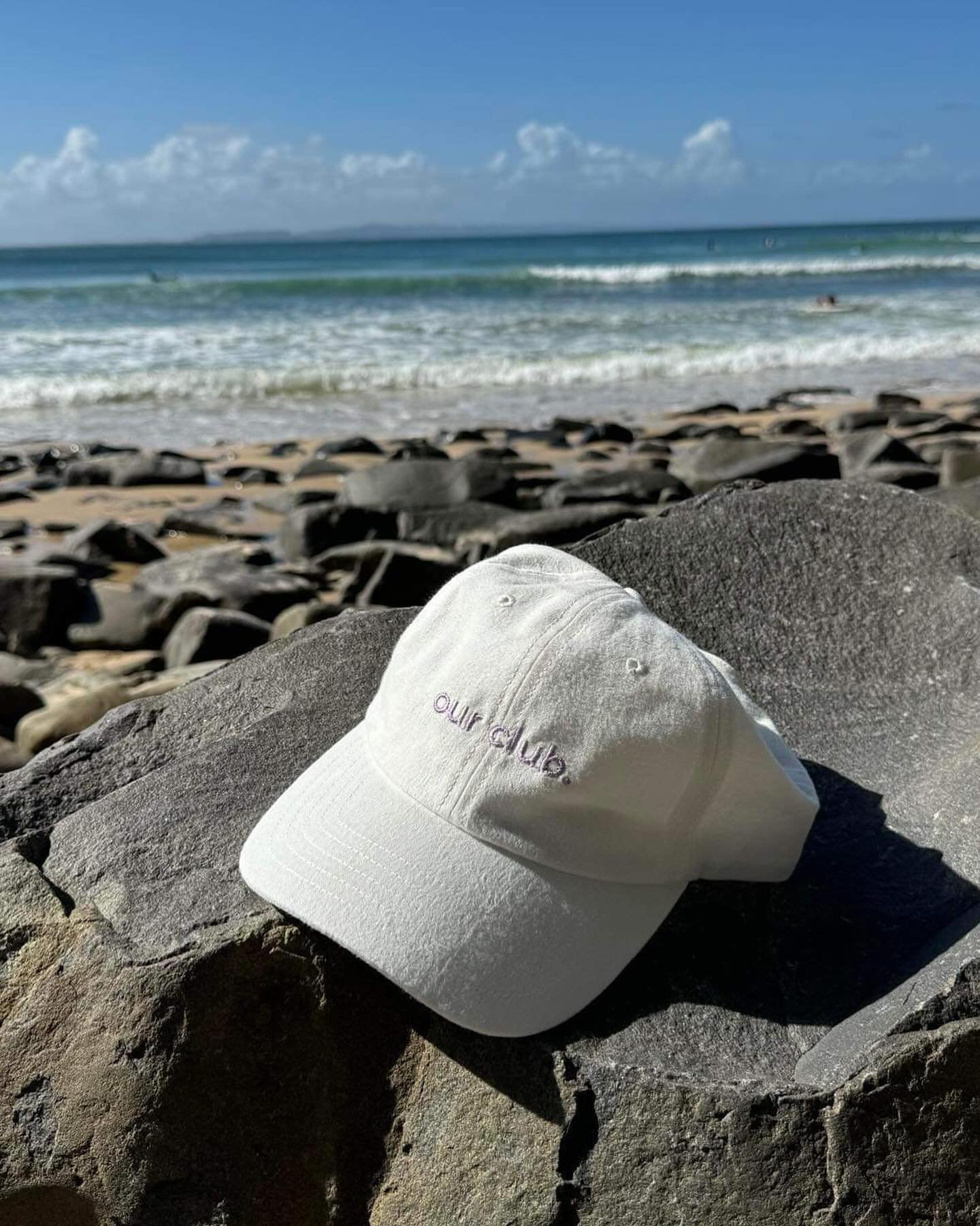 Top off your look with a splash of Violet Gin 🧢💜 Our classic cap in this stunning shade is all about vibes and versatility. Ready to add a pop of colour to your day? #VioletVibes #ClassicCap