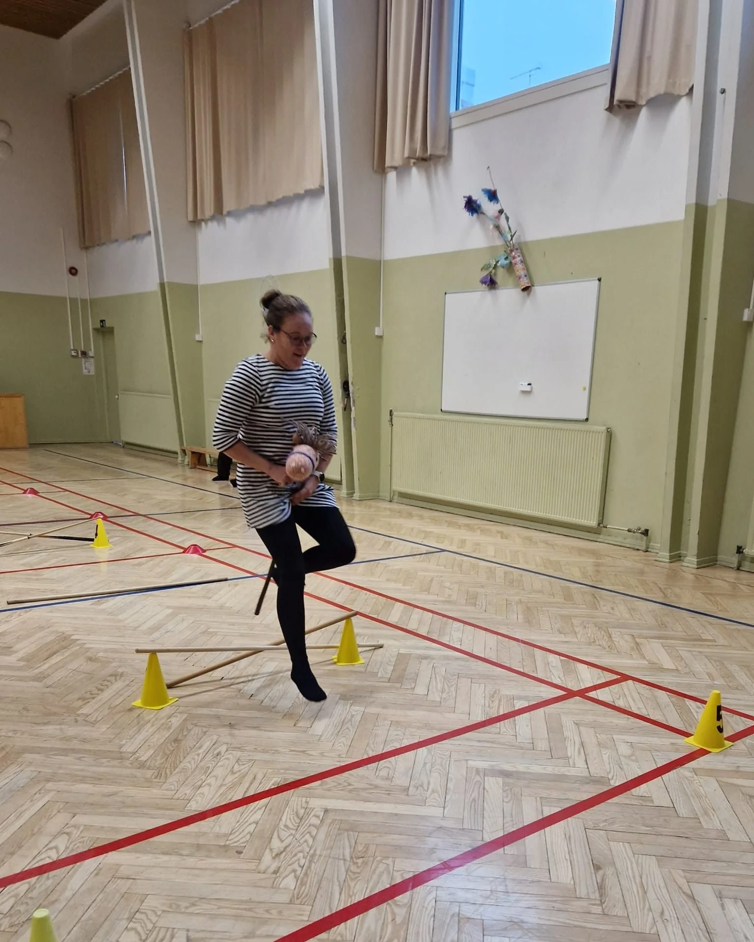Lastenohjaajaopiskelijat pitiv&auml;t t&auml;n&auml;&auml;n ohjaustuokion nuoriso- ja yhteis&ouml;ohjaajaopiskelijoille. Ohjaustuokiossa valmistettiin ensin keppihevonen ja sen j&auml;lkeen p&auml;&auml;stiin esteradalle laukkaamaan. Opiskelijamme sa