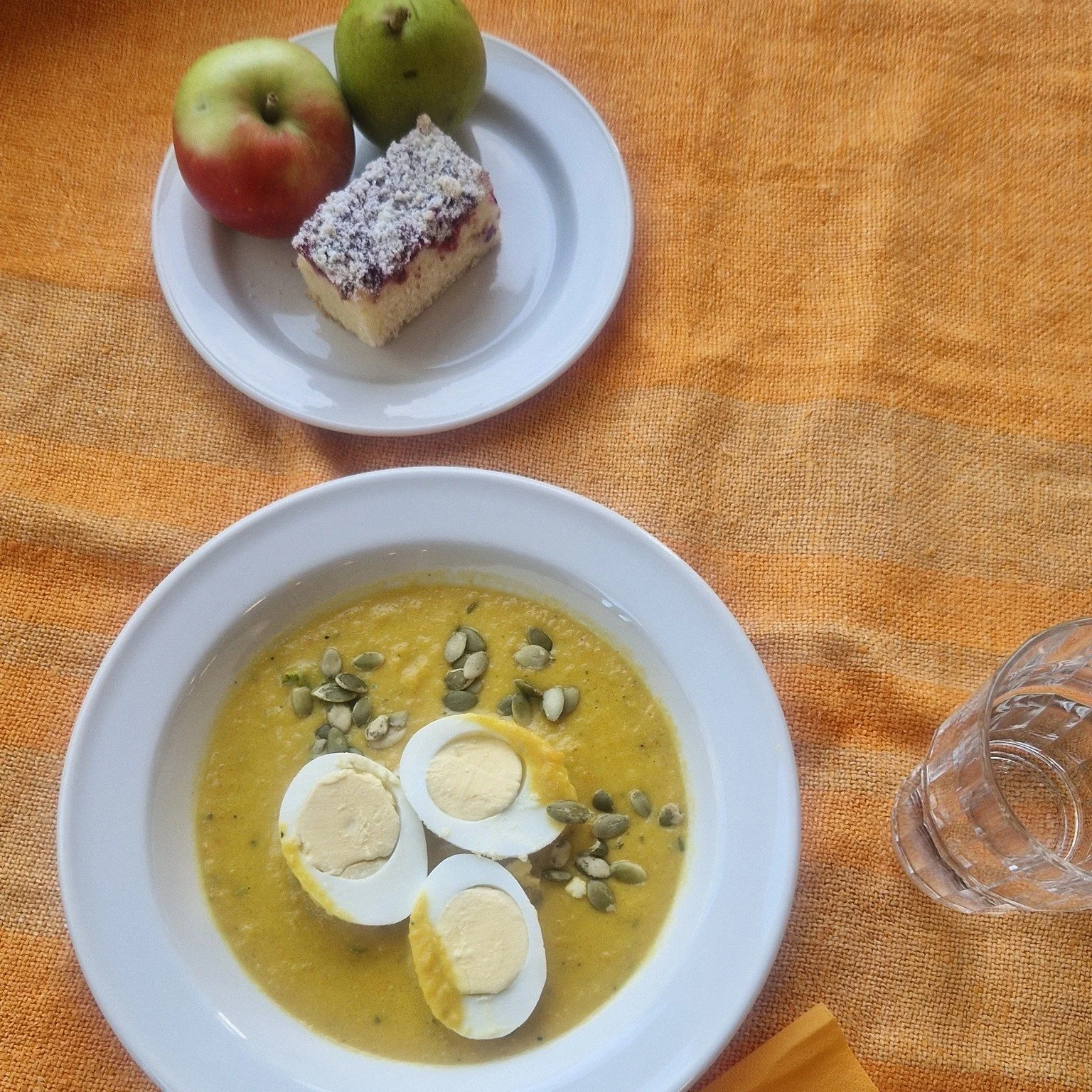Ravintola Silmussa t&auml;n&auml;&auml;n tarjolla syksyyn sopivasti herkullista kurpitsakeittoa ja puolukkapiirakkaa. Nam! 😋

 #kannelj&auml;rvenopisto #kannelopisto #kansanopisto