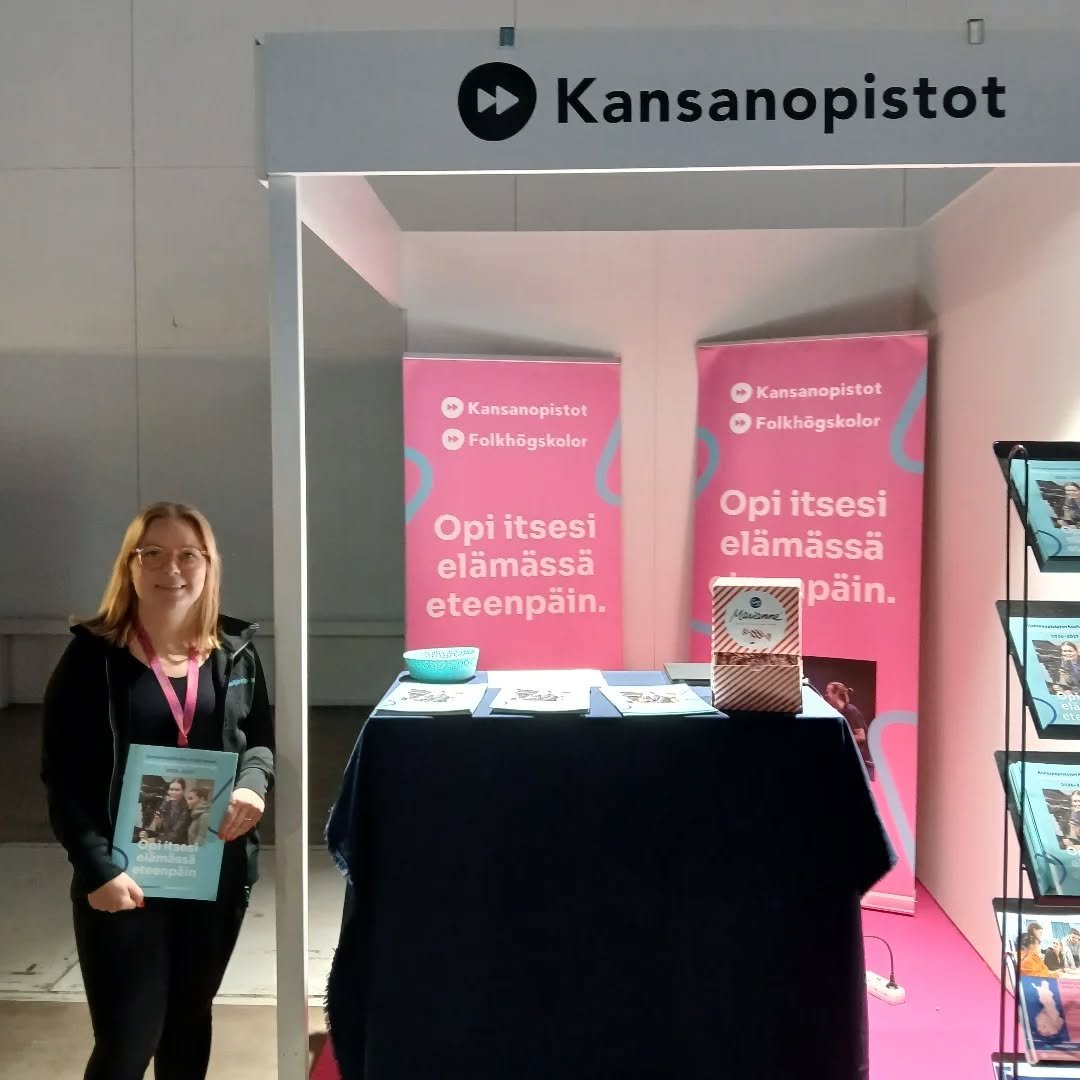 Kannelj&auml;rven Opiston Jenny on mukana Studia-messuilla kansanopistojen pisteell&auml;. Tule juttelemaan kansanopistossa opiskelusta viel&auml; t&auml;n&auml;&auml;n!
#kansanopistot #studia2025 #kannelj&auml;rvenopisto