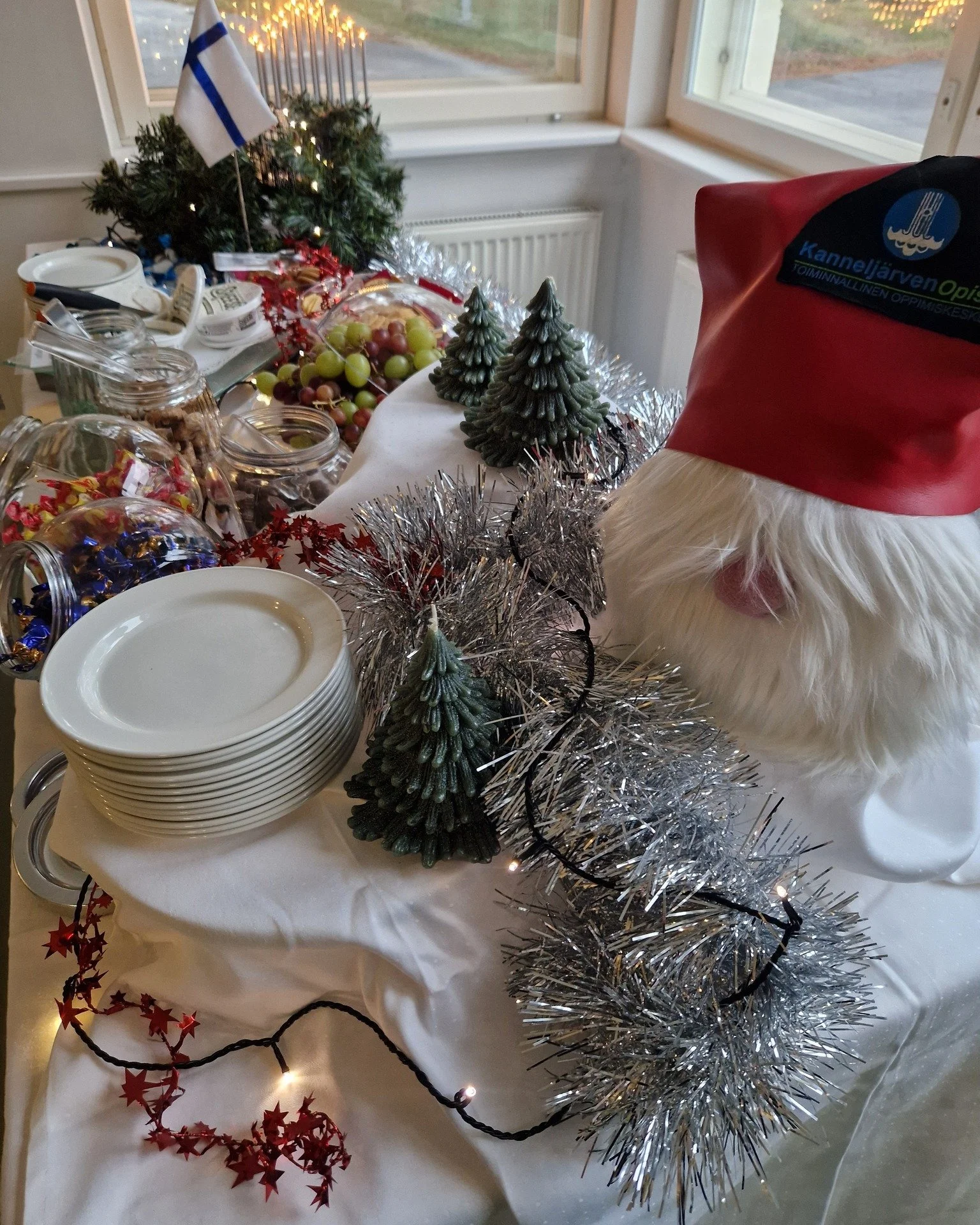 Opiston henkil&ouml;kunta viett&auml;&auml; t&auml;n&auml;&auml;n pikkujouluja ja ty&ouml;p&auml;iv&auml;n p&auml;&auml;tteeksi kokoonnuttiin ravintola Silmuun iltap&auml;iv&auml;kahville. Illalla on viel&auml; tiedossa ruokailu sek&auml; n&auml;ytel