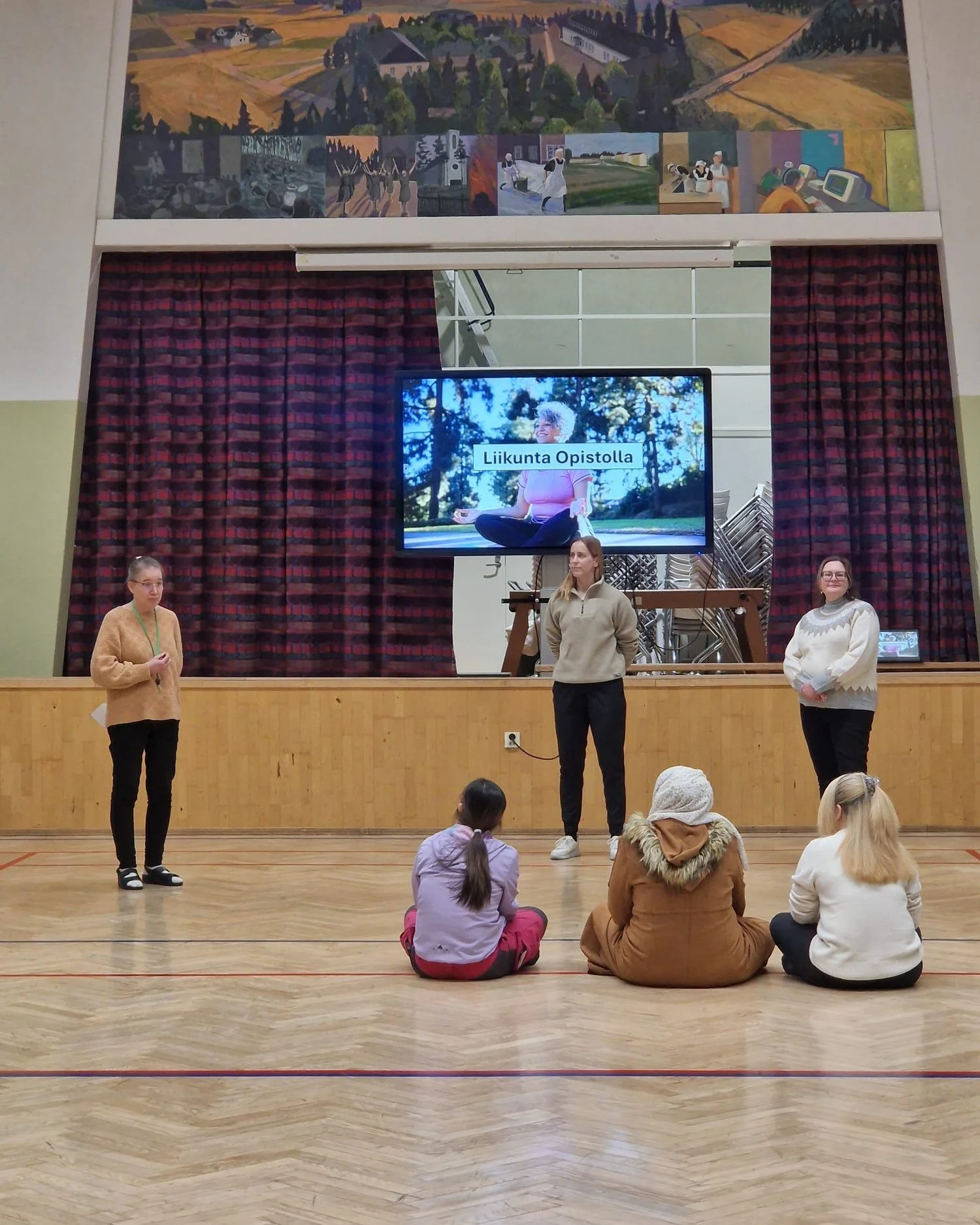 Eilen Opiston v&auml;ki kokoontui p&auml;iv&auml;navaukseen kuulemaan Opiston liikuntamahdollisuuksista. Samalla saimme tavata Opiston uuden psykologin.

#kannelopisto #kannelj&auml;rvenopisto