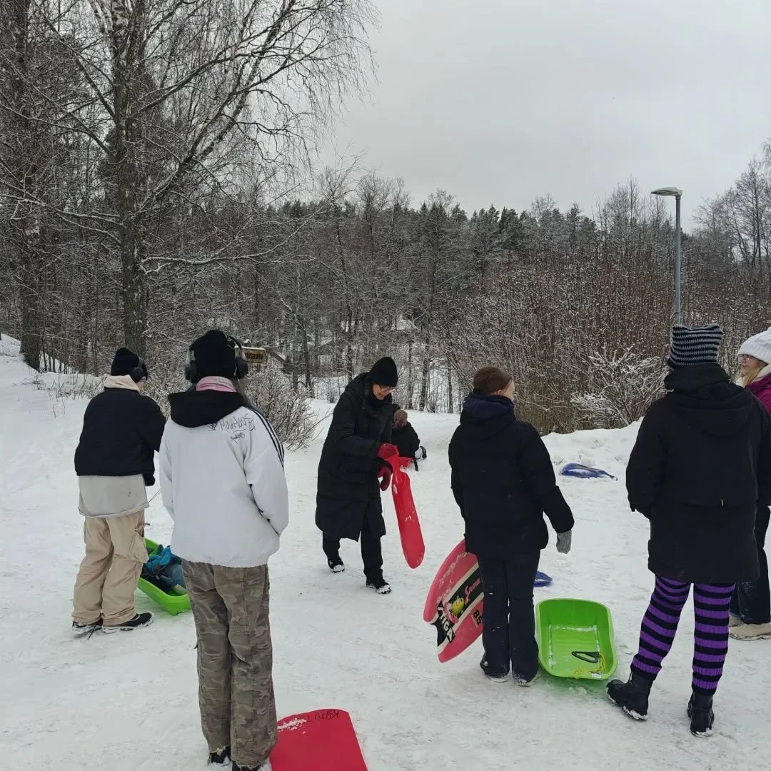 Opistovuoden opiskelijat k&auml;viv&auml;t nauttimassa kauniista talvip&auml;iv&auml;st&auml; ulkoilemalla. Onpas kiva, ett&auml; meilt&auml; l&ouml;ytyy Opistolta pulkkam&auml;et omasta takaa!

#kannelopisto #kannelj&auml;rvenopisto #kansanopisto #o