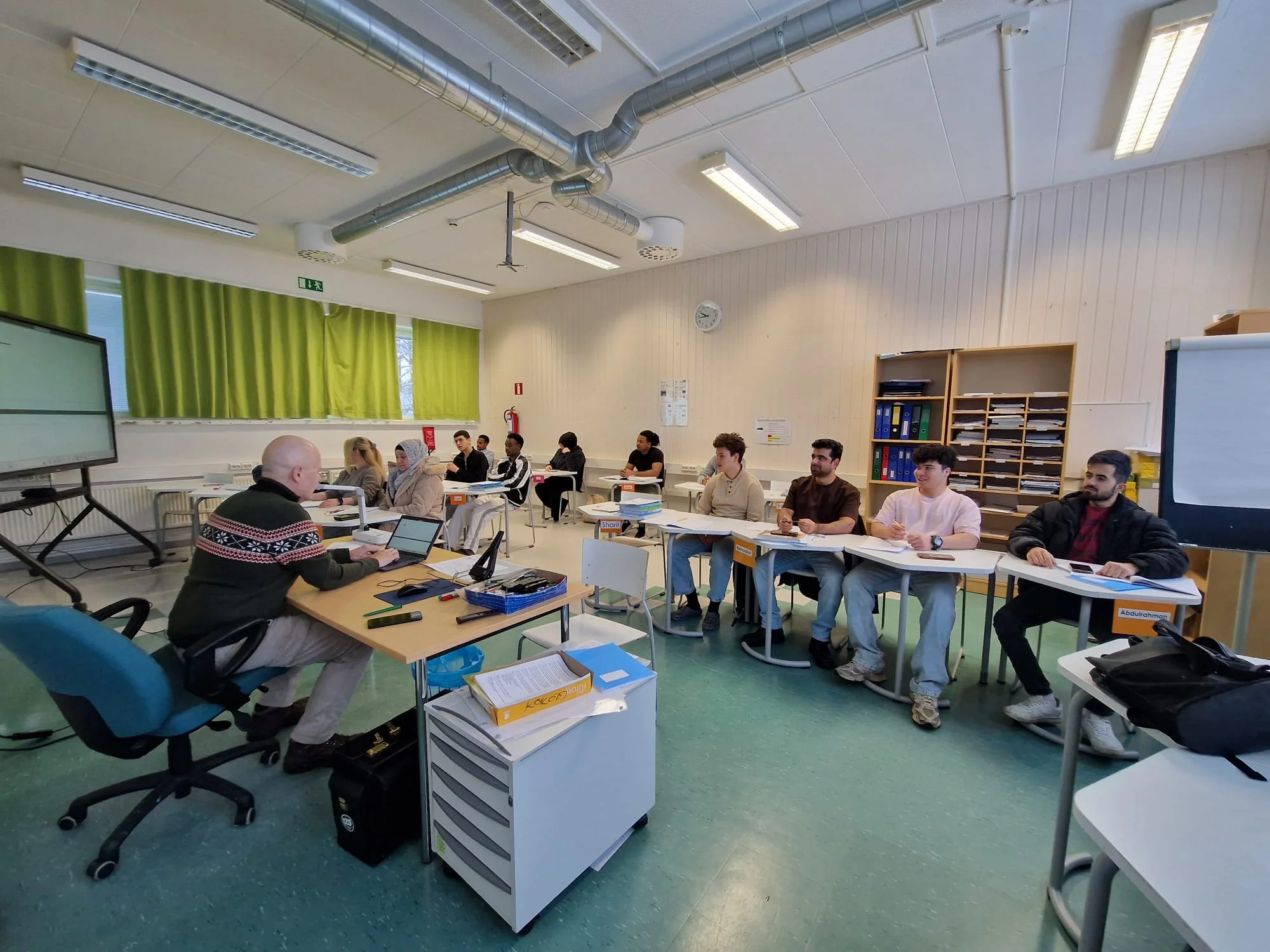 Aikuisten perusopetuksen oppilaita t&auml;n&auml;&auml;n opiskelemassa terveystietoa ja matematiikkaa.

Lue lis&auml;&auml; aikuisten perusopetuksesta: https://kannelopisto.fi/aikuistenperusopetus

#kannelopisto #kannelj&auml;rvenopisto #happyfolkhig