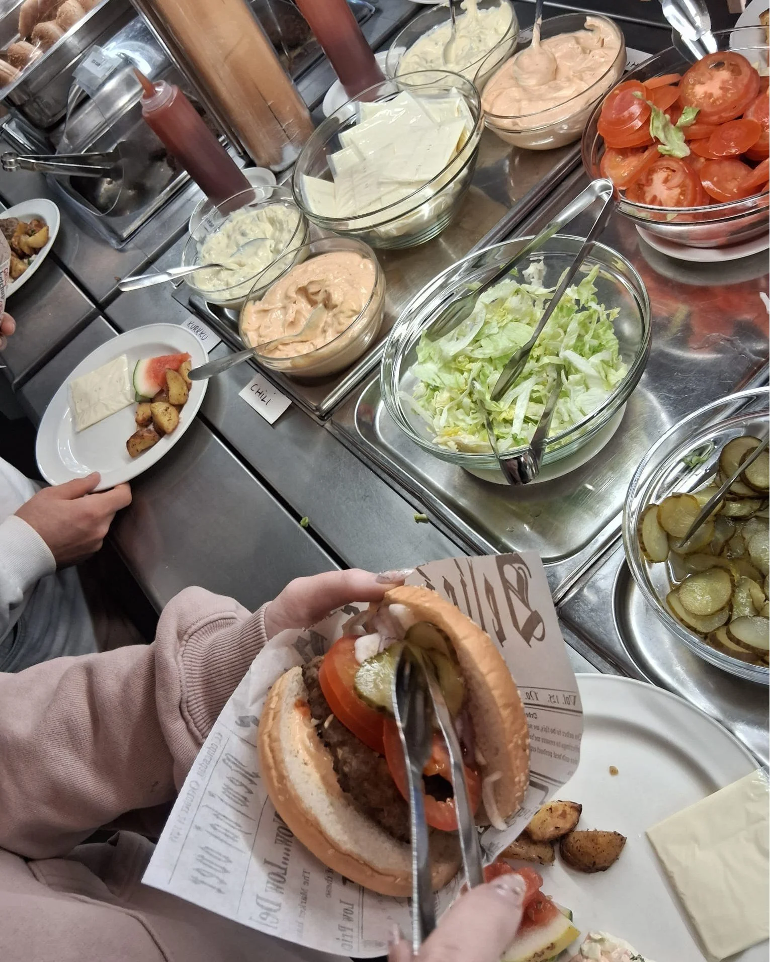 Iso osa Opiston arkea on my&ouml;s ravintola Silmu, jossa tarjotaan asuntolassa asuville opiskelijoille aamupala sek&auml; p&auml;iv&auml;llinen ja kaikille opiskelijoille lounas.

Ruoan valmistaa aina Silmun ikiaurinkoinen henkil&ouml;kunta. Keitti&