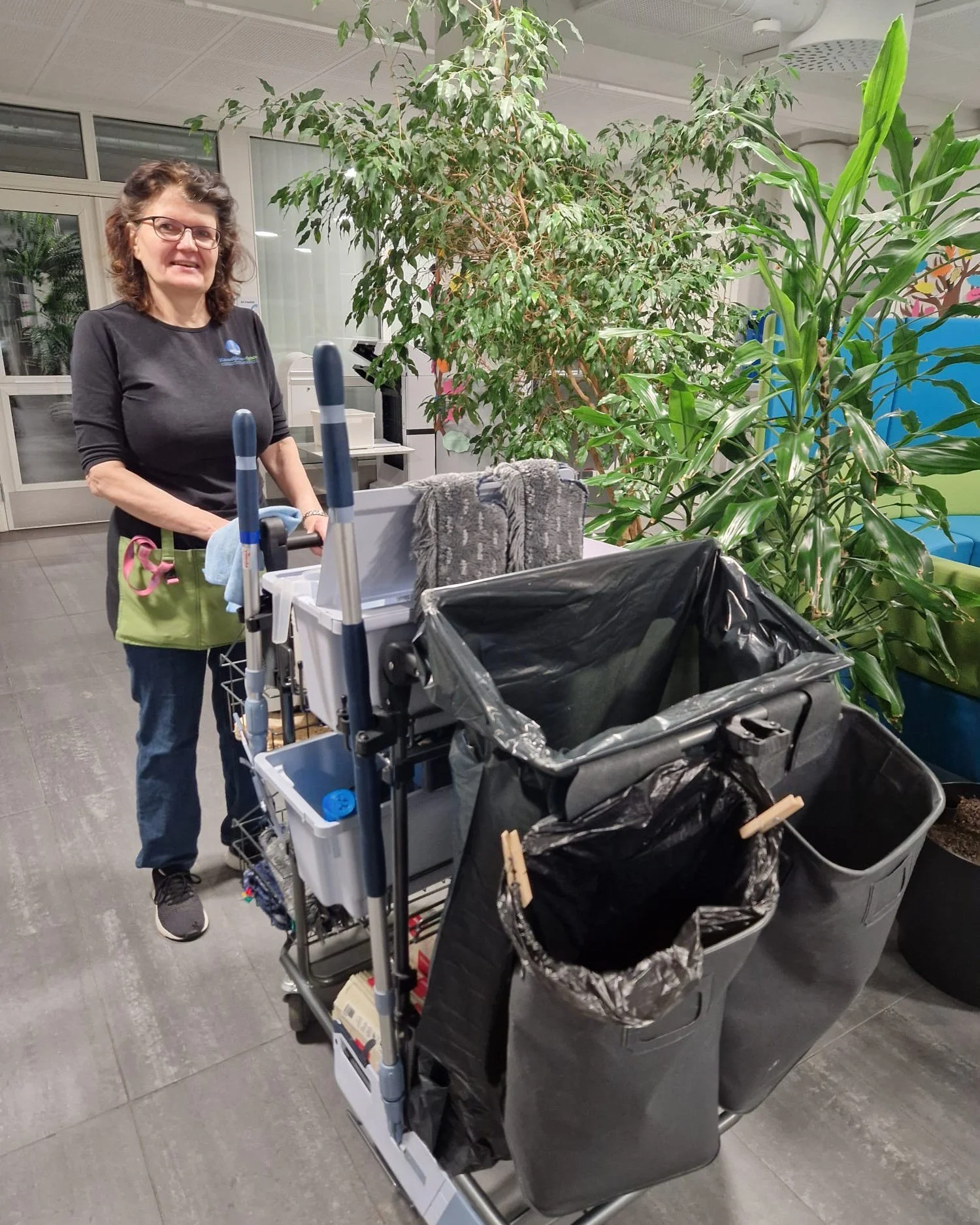 Opistomme viihtyvyydest&auml; huolehtii ahkera siistij&auml;tiimimme, joka pit&auml;&auml; koulumme tilat puhtaina, turvallisina ja viihtyisin&auml; joka p&auml;iv&auml;.

He osallistuvat my&ouml;s asuntolan viikottaisiin siivoustarkastuksiin ja n&au