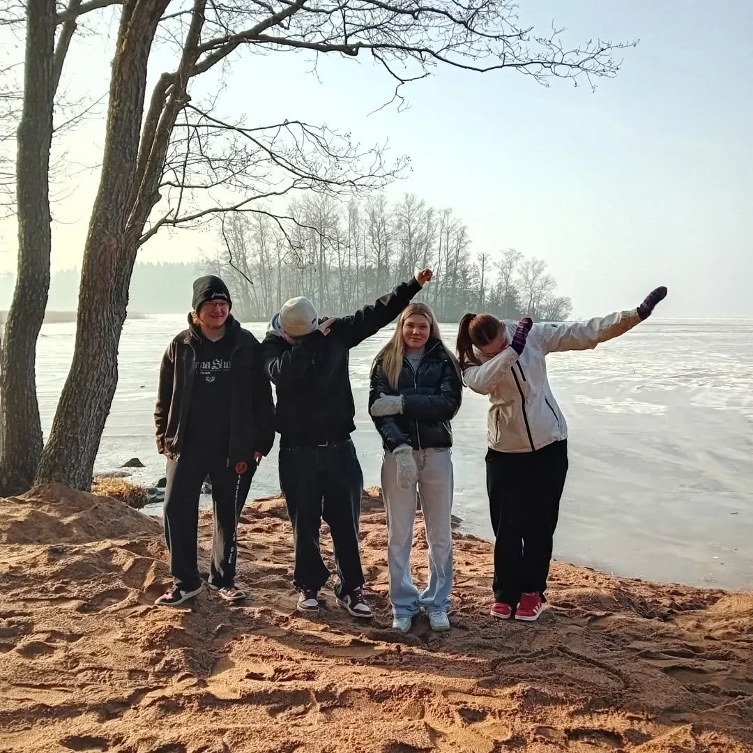 LIIKKUMISEN OHJAAMISTA RANNALLA 💚

T&auml;n&auml; aamuna kasvatus- ja ohjausalan Liikkumisen ohjaaminen -tutkinnon osan opiskelijat reippailivat opettajansa Paula M&auml;kel&auml;n johdolla Paloniemen rantaan. Siell&auml; he leikkiv&auml;t monille t