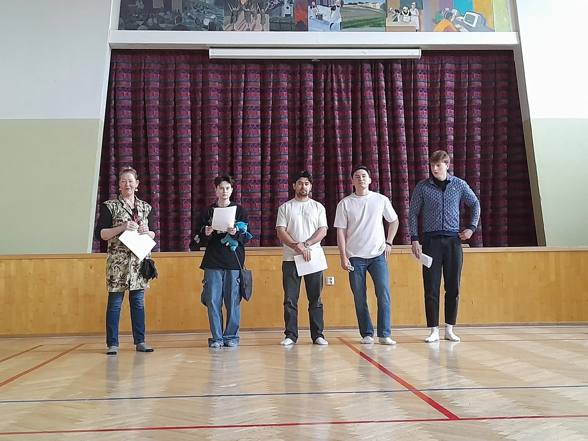 T&auml;n&auml;&auml;n kokoonnuimme p&auml;iv&auml;navaukseen kuulemaan turvallisemman  tilan periaatteemme viidell&auml; eri kielell&auml;.

#TurvallisenTilanPeriaatteet #turvallistaopiskella  #kansanopistot #KansanopistojenAmmatillinenKoulutus #Kasv