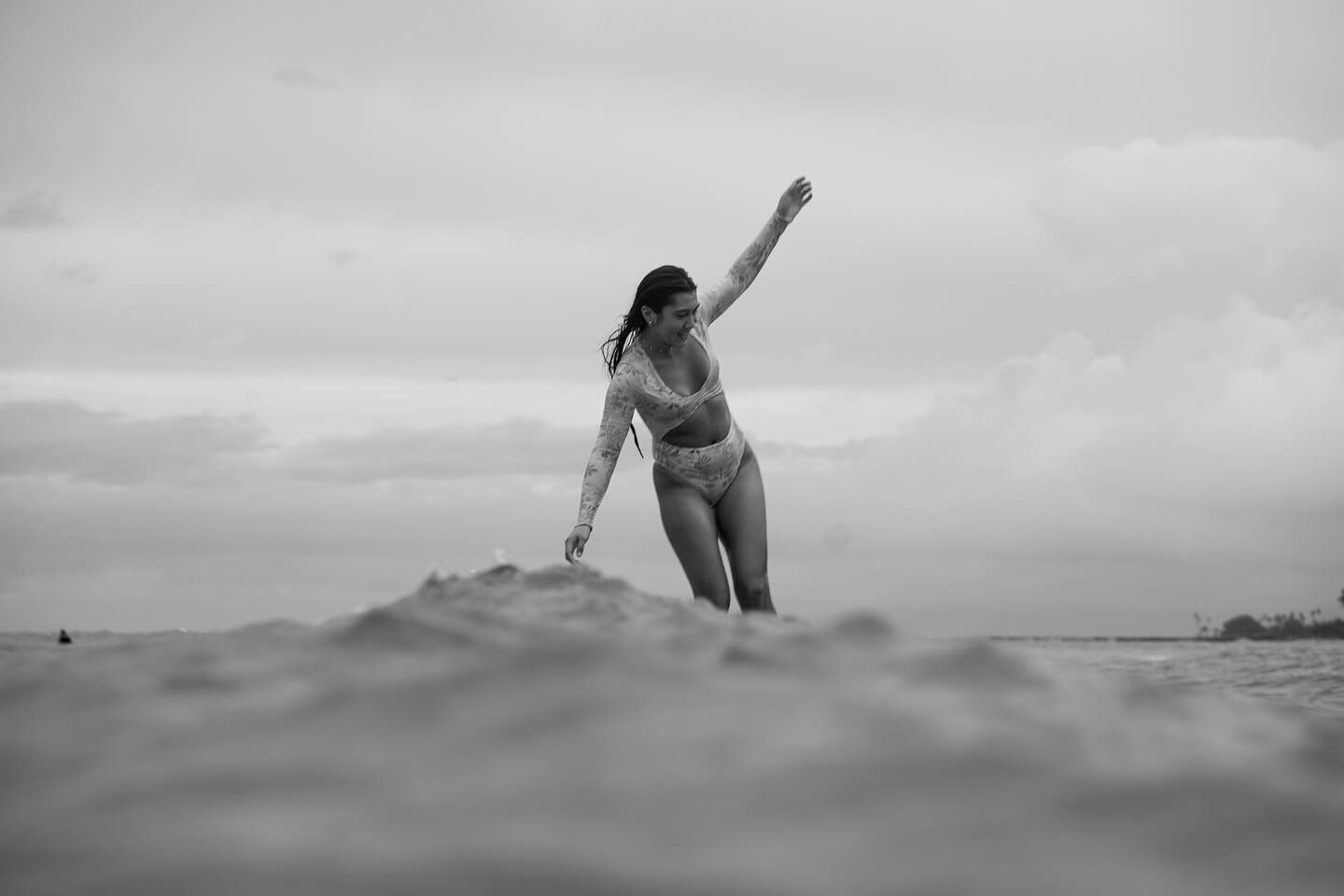 Feminine angles
.
.
.
#surfer #surfergirl #surfing #longboarding #theboardroom #theboardroomwomen #surf #hawaii #waikiki #angles #femalegaze #femalesurfphotographer #femalesurfphotography