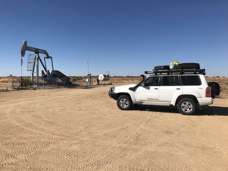 corner-country-oil-well-97kb.jpeg